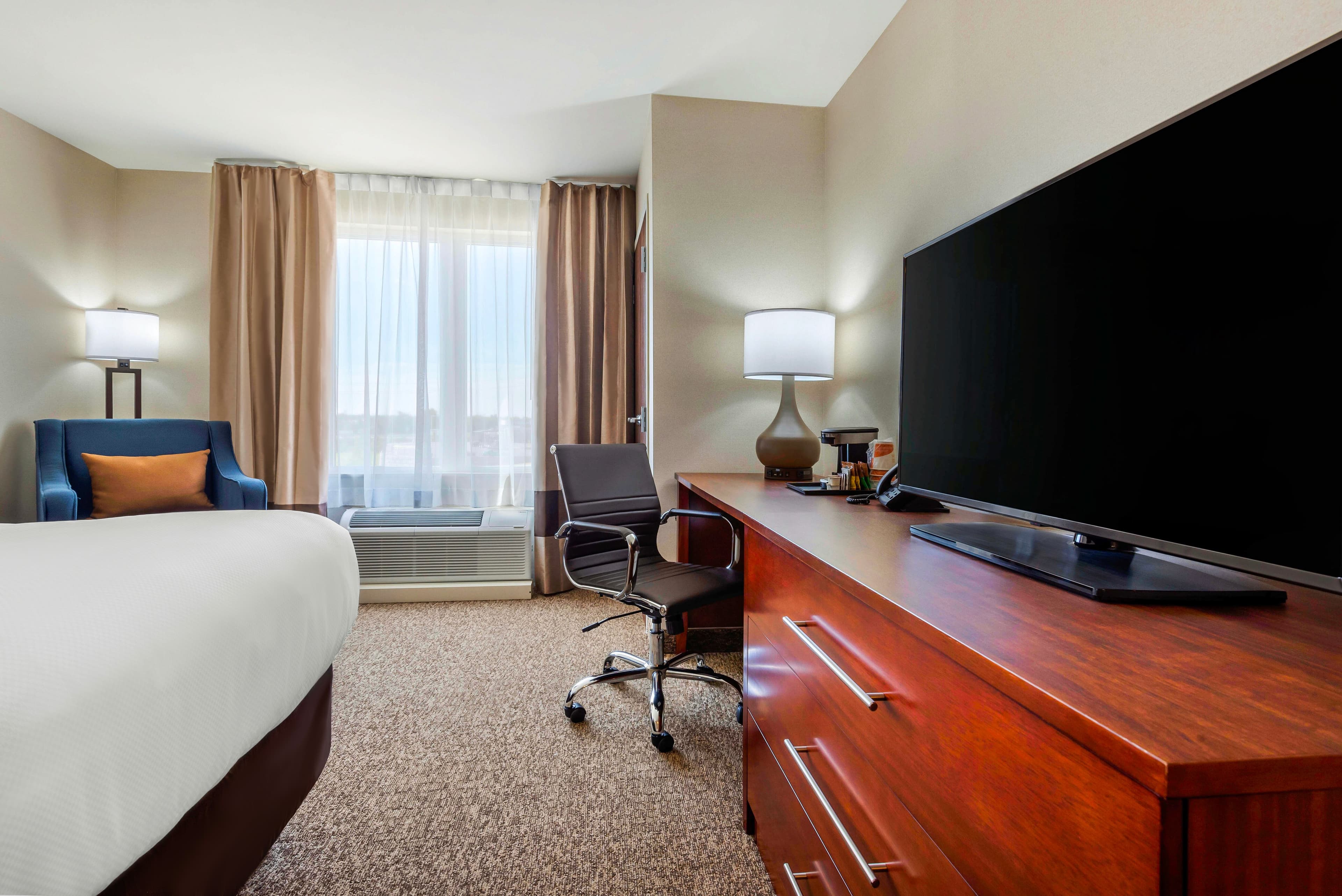 Comfort Inn & Suites - Image 4