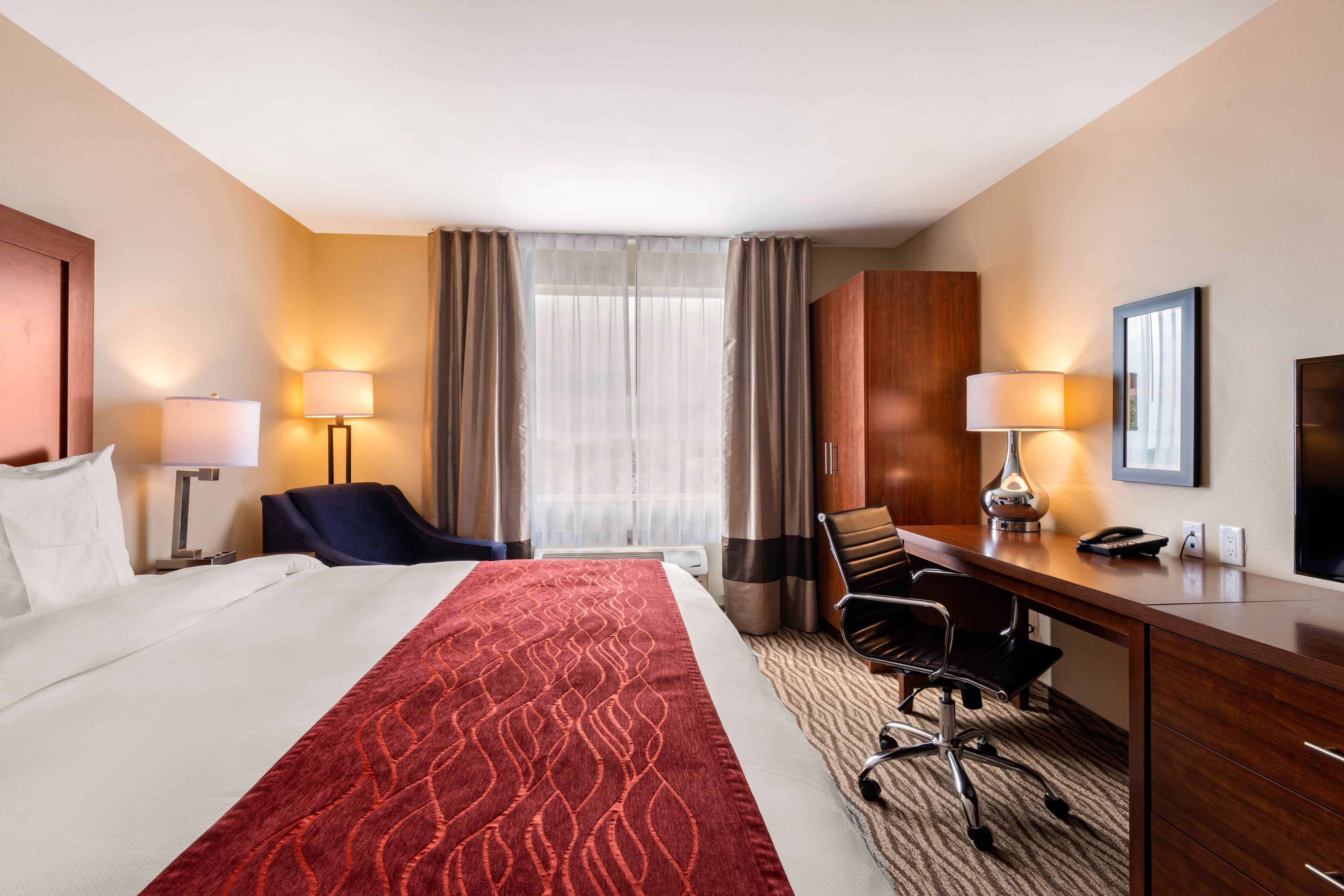 Comfort Inn & Suites - Image 3