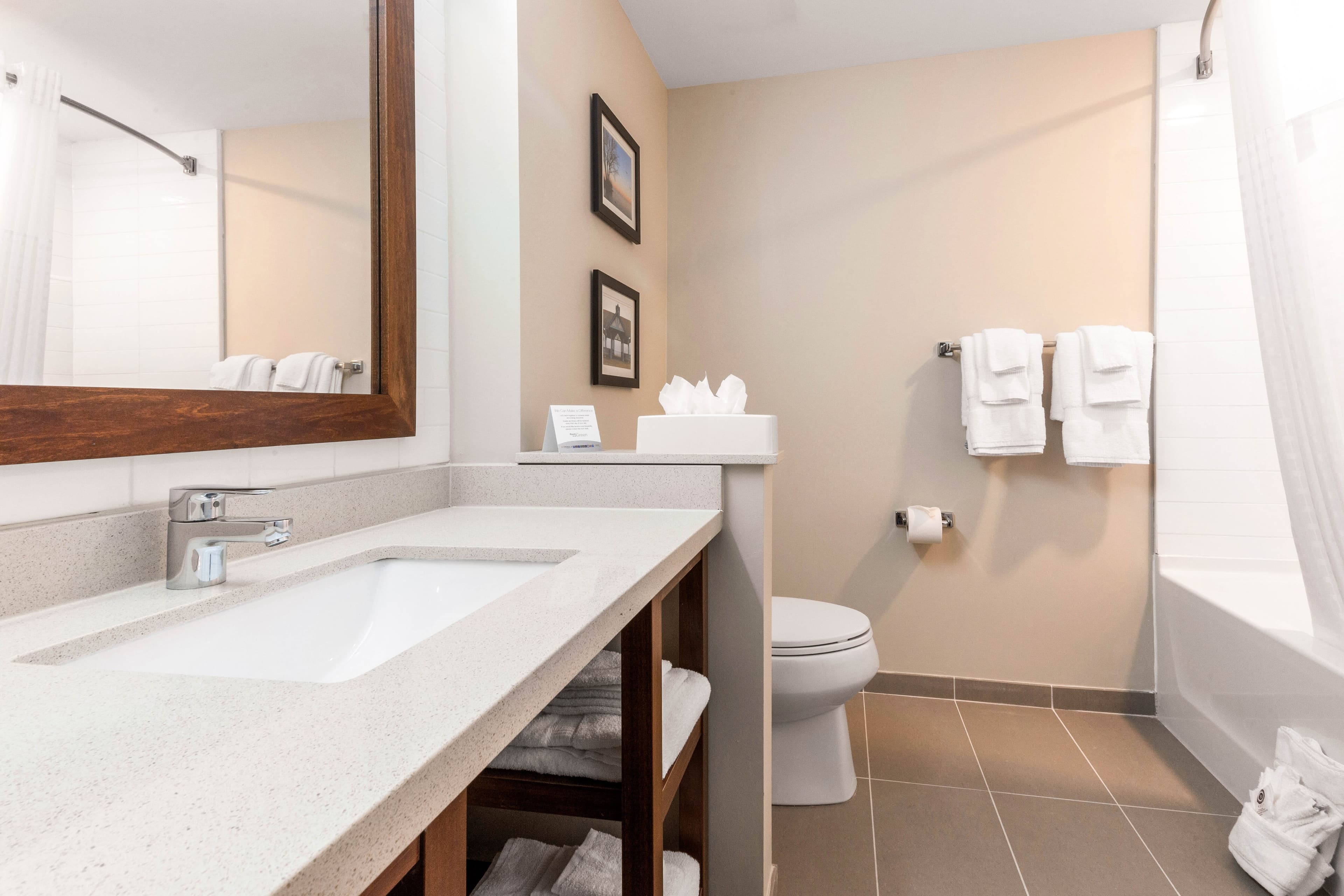 Comfort Inn & Suites - Image 4