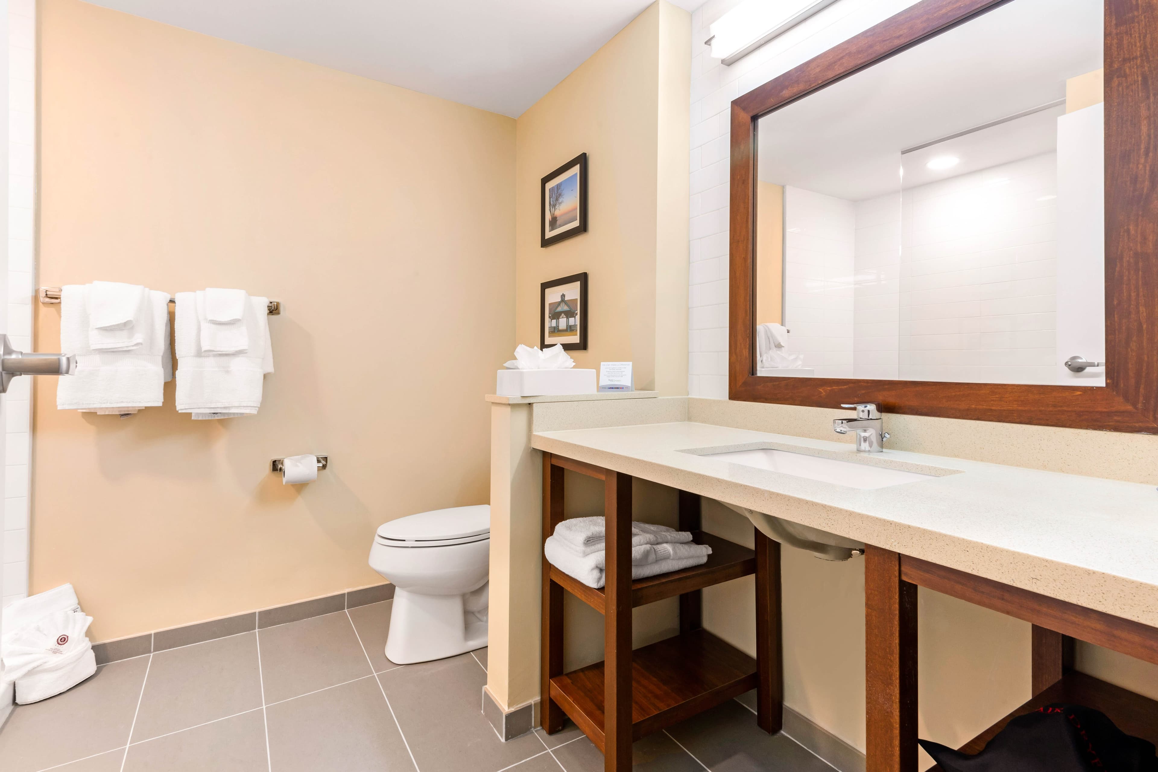 Comfort Inn & Suites - Image 5