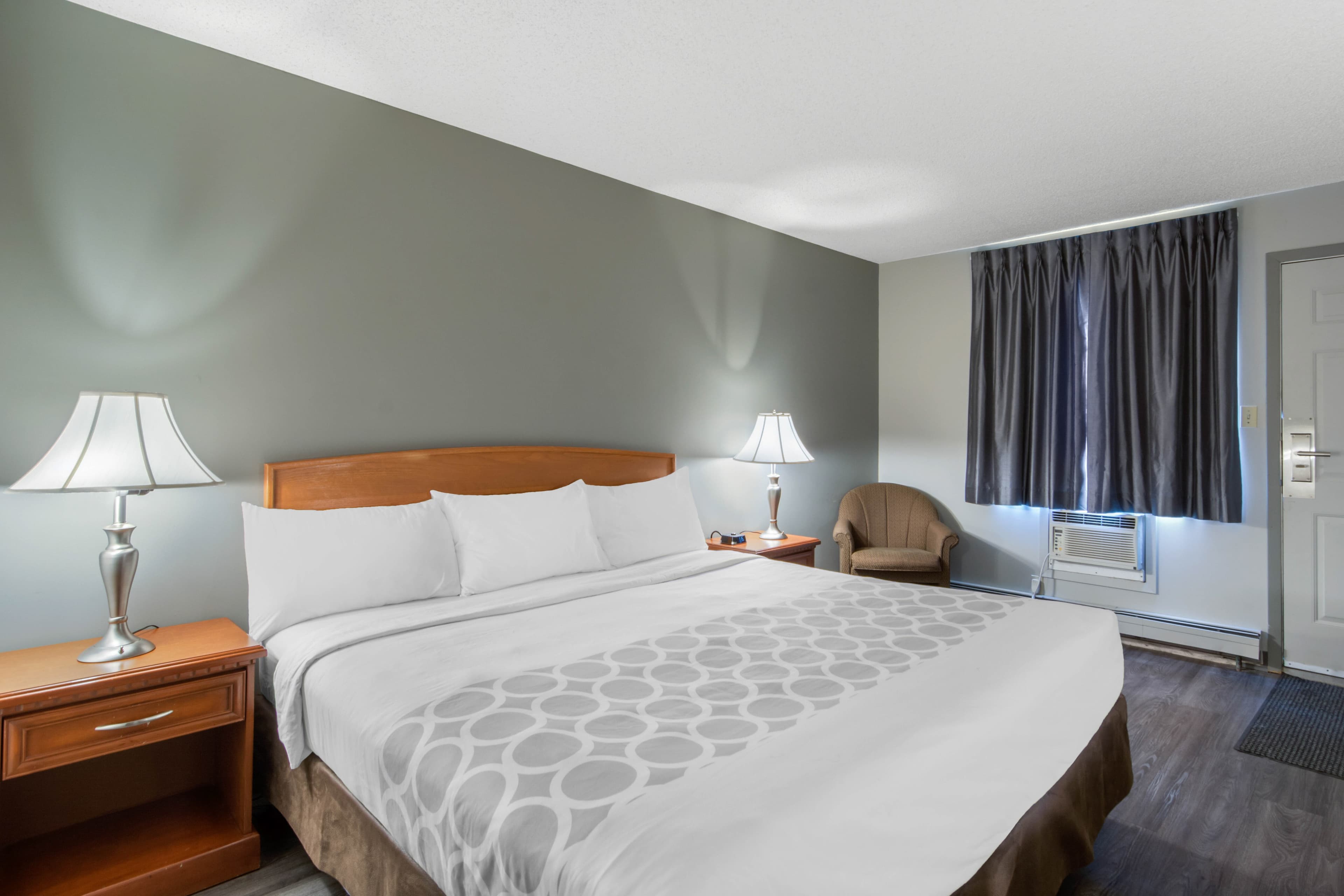 Econo Lodge - Image 2