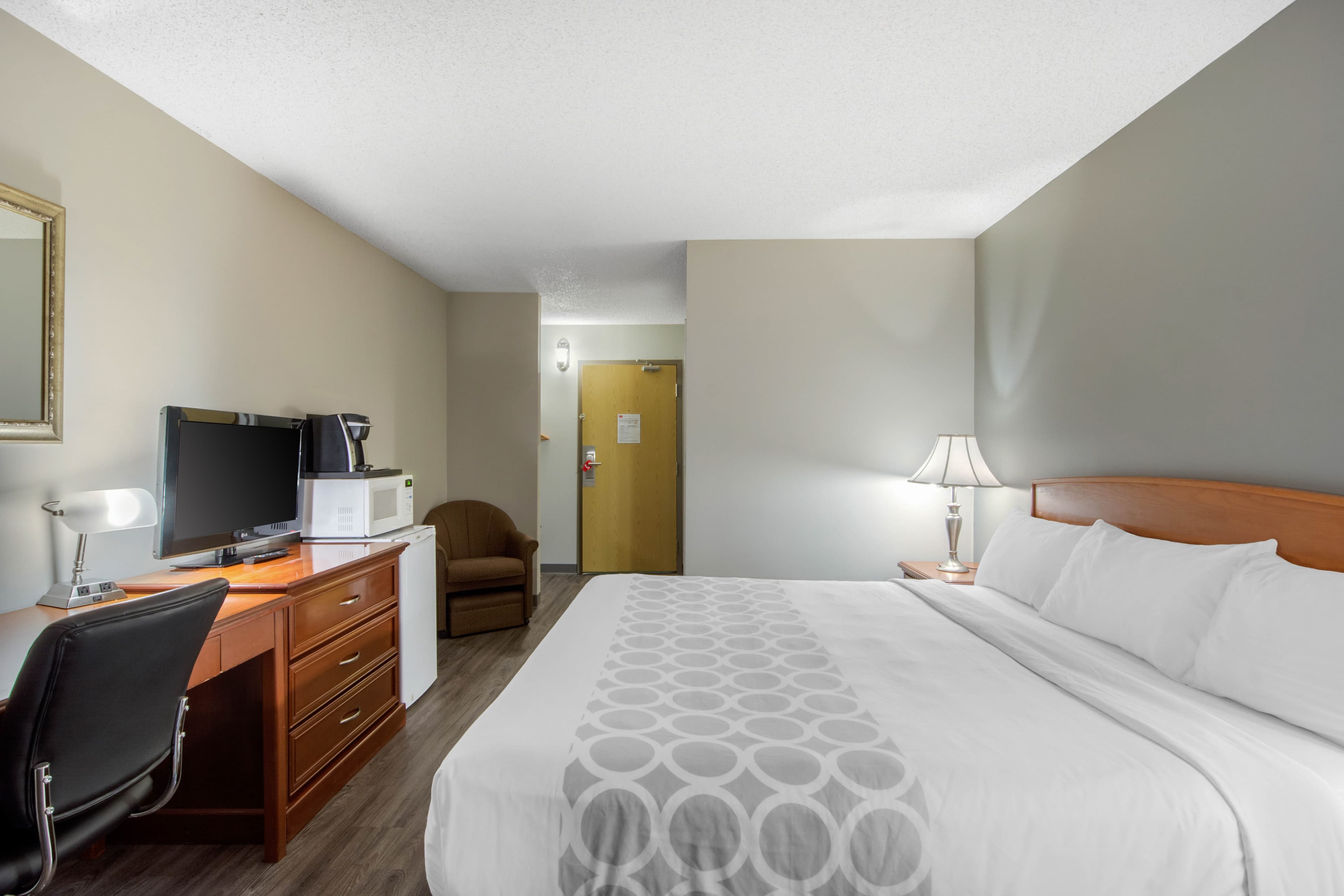Econo Lodge - Image 3