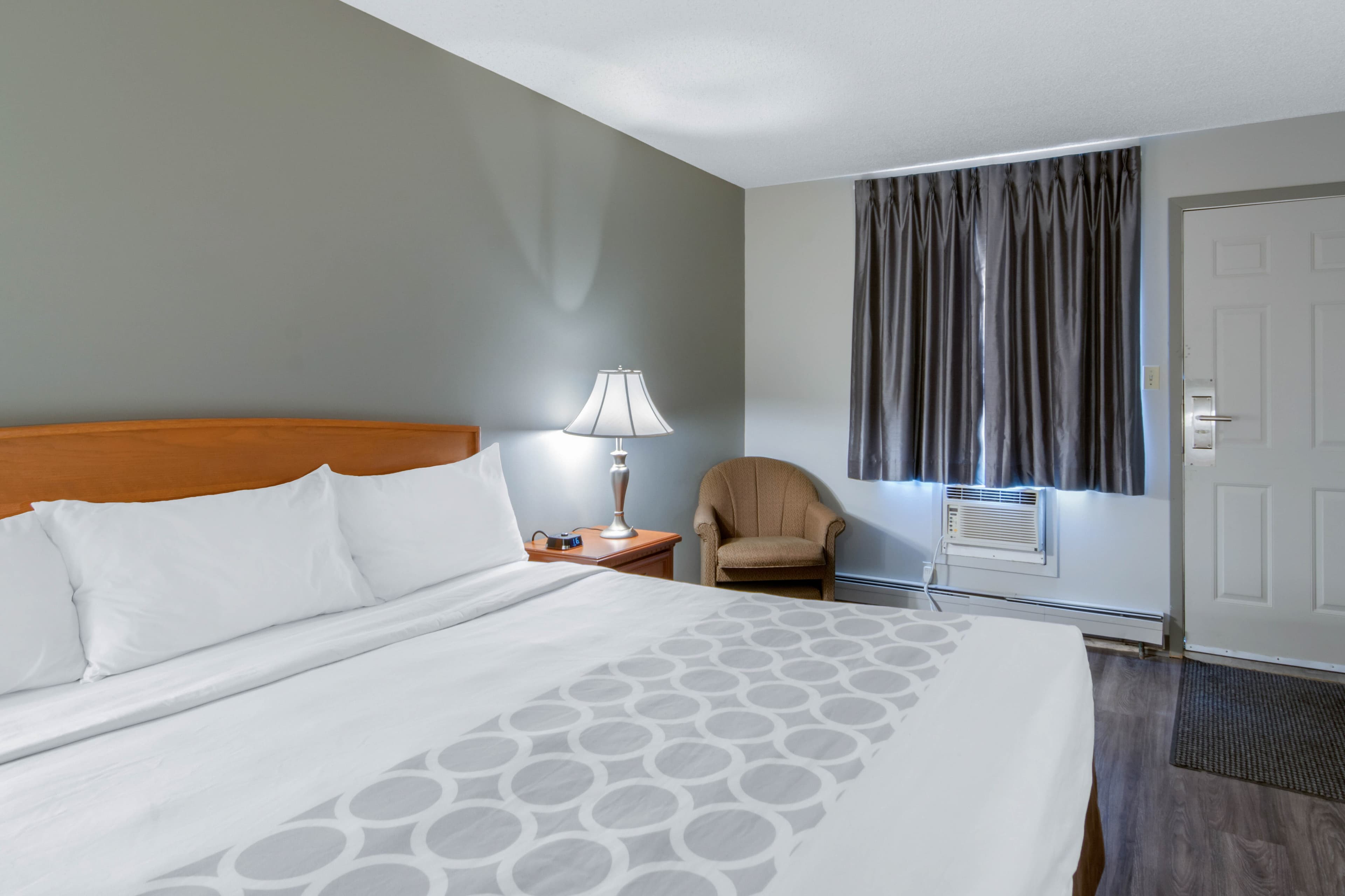 Econo Lodge - Image 4