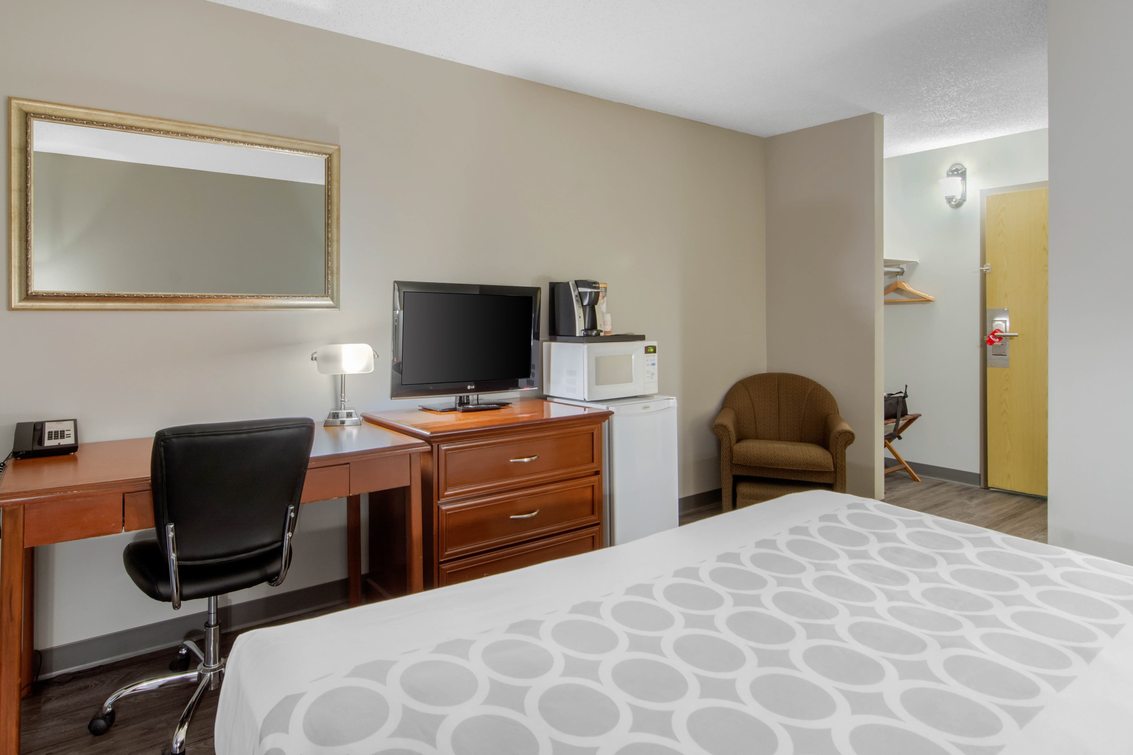 Econo Lodge - Image 5