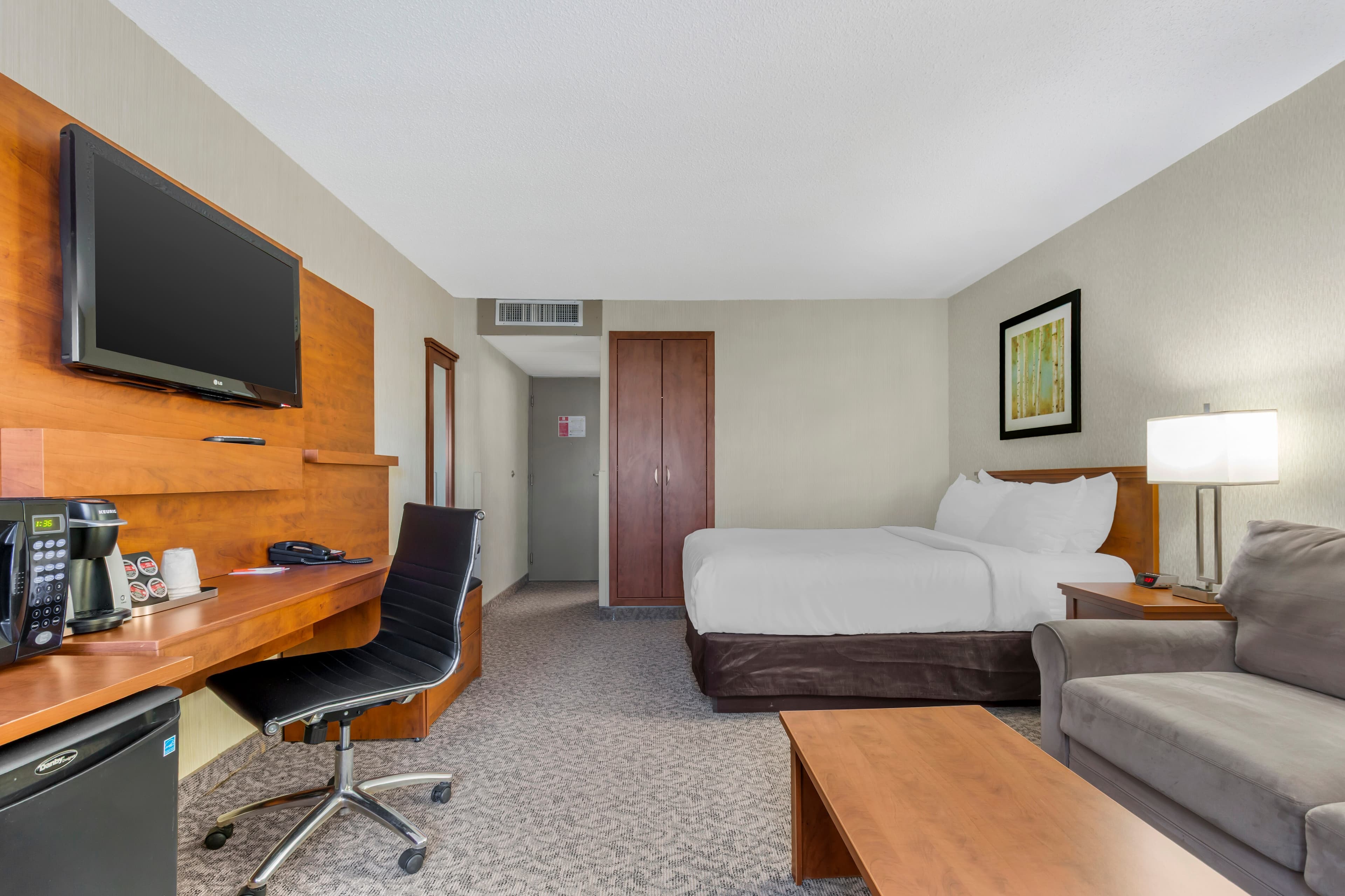 Clarion Hotel & Suites - Image 2