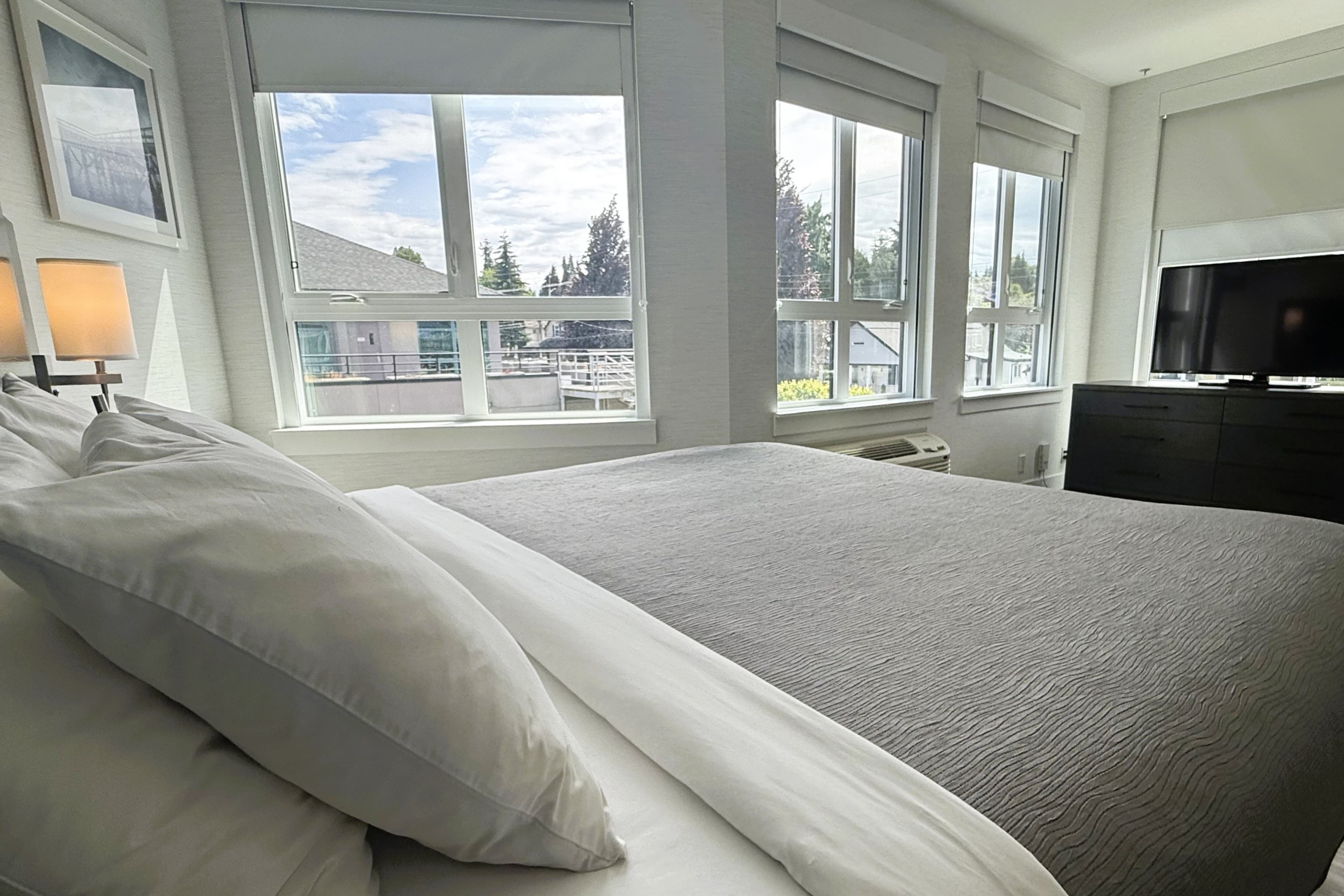 1 King Bed, Kitchenette - Image 5