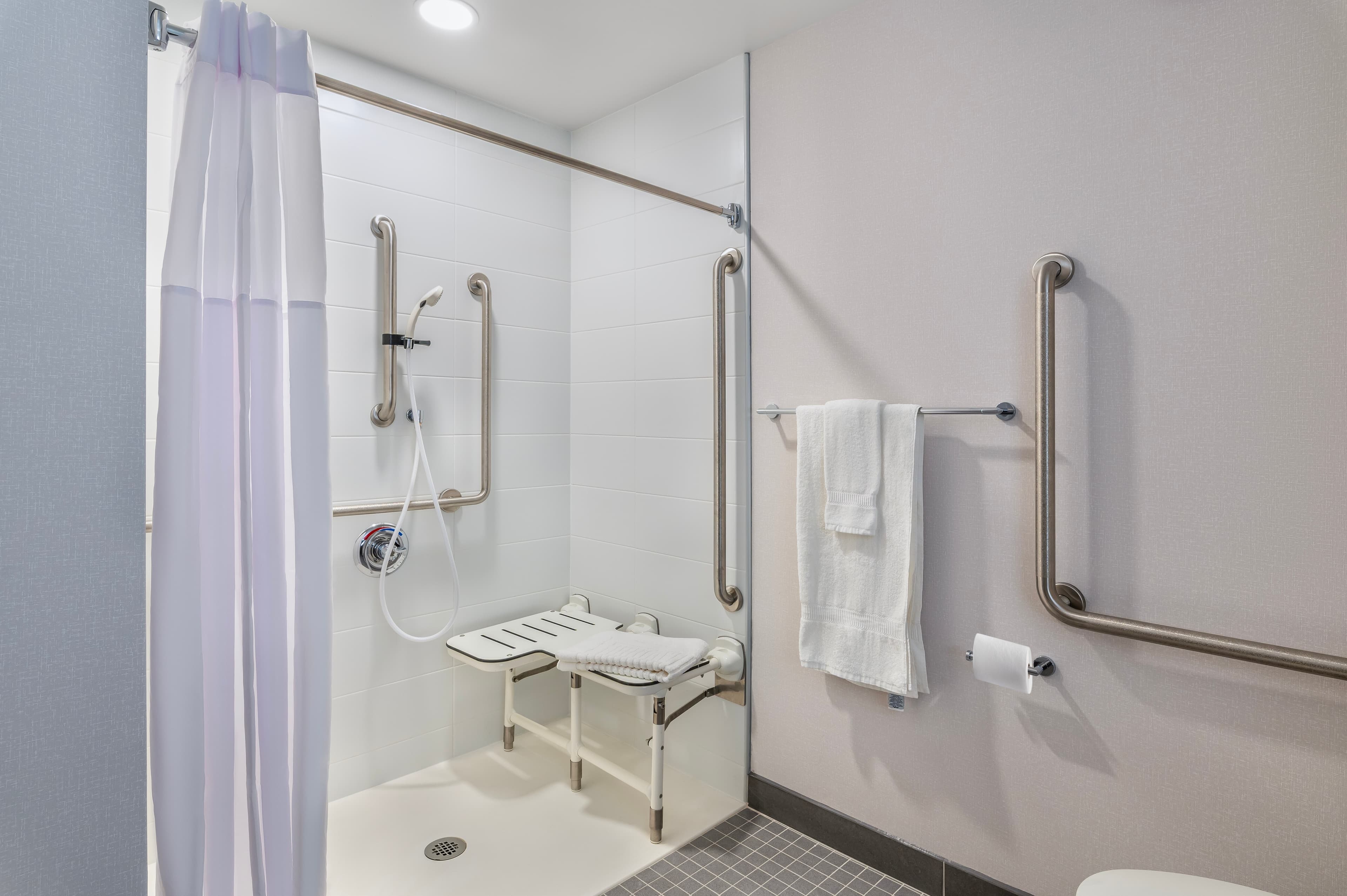 Comfort Inn & Suites - Image 4