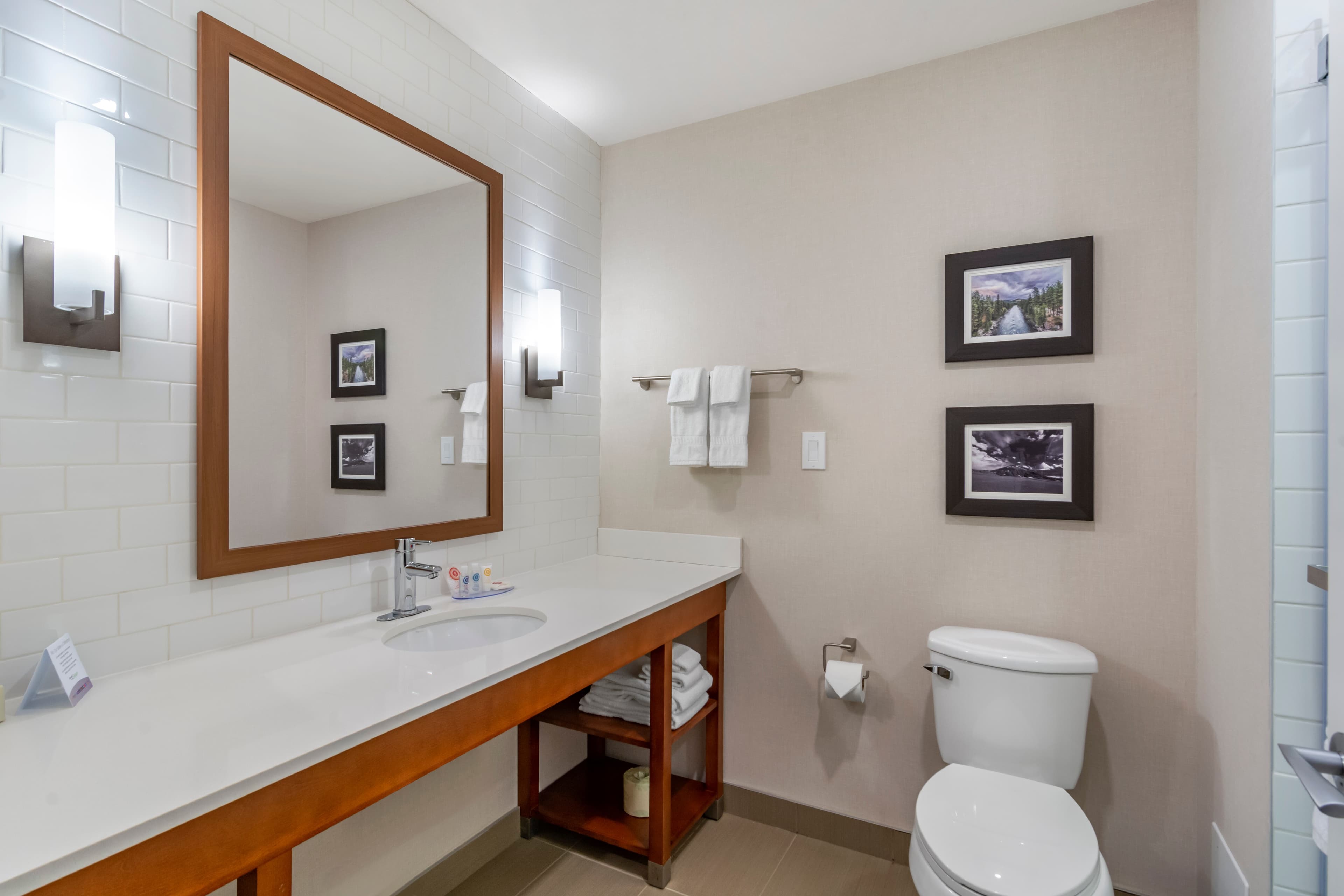 Comfort Inn & Suites - Image 5