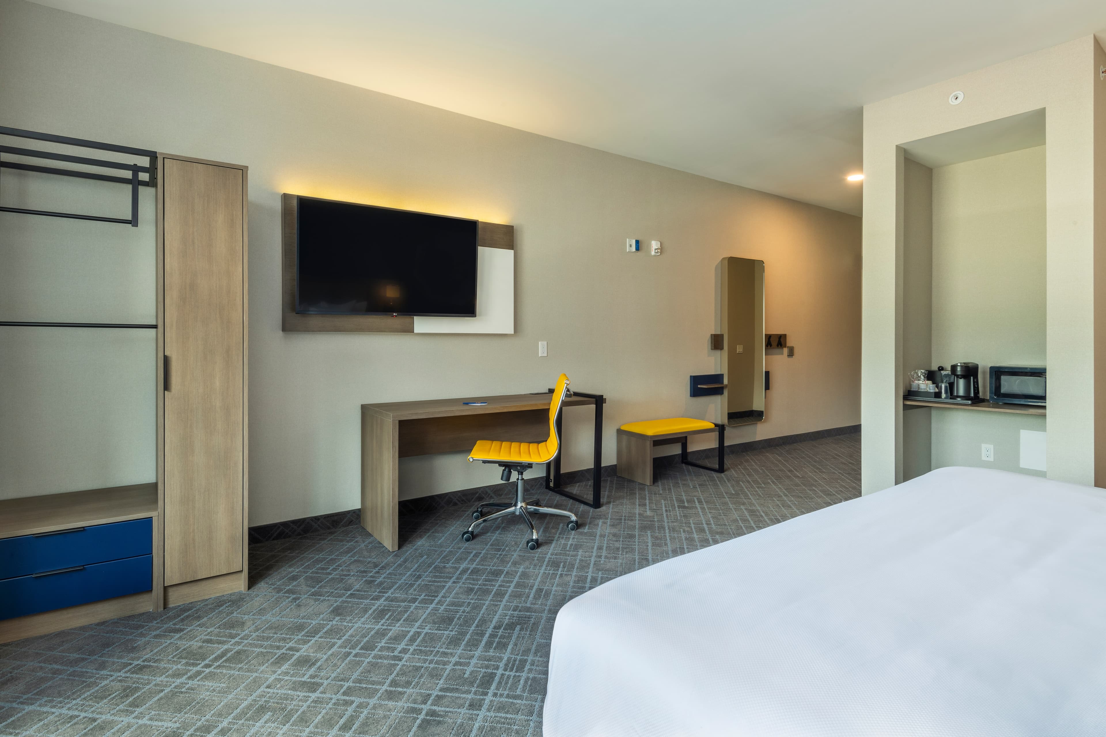 Comfort Inn & Suites - Image 3