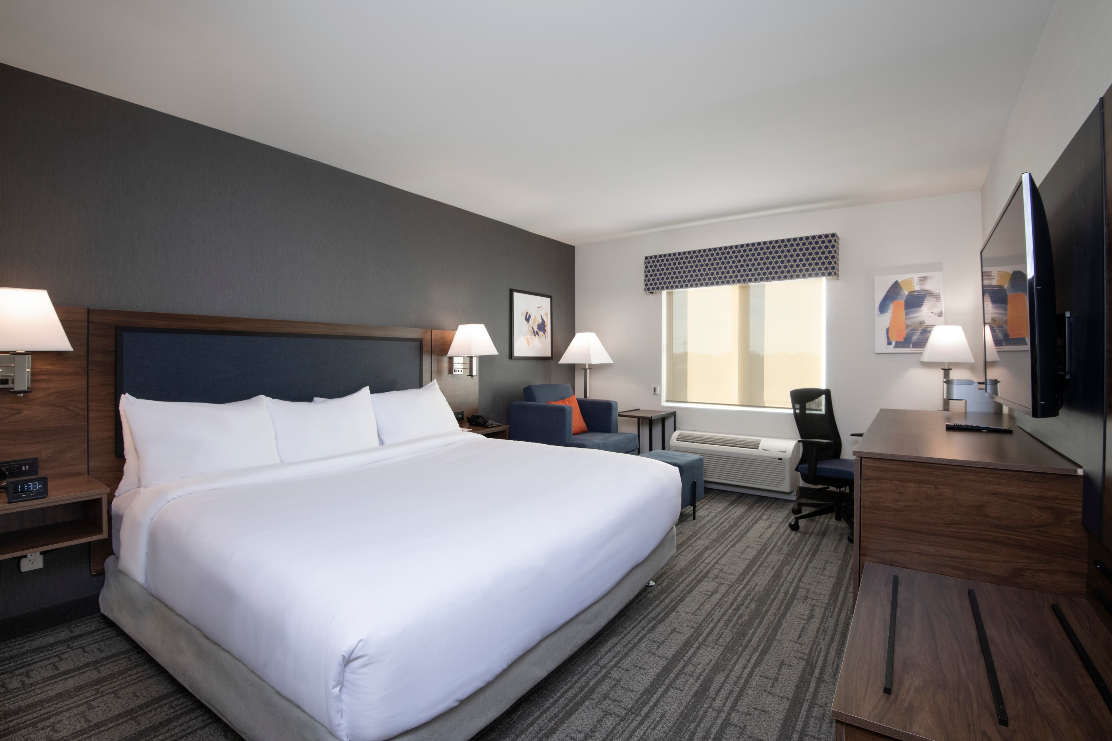 Comfort Inn & Suites - Image 2