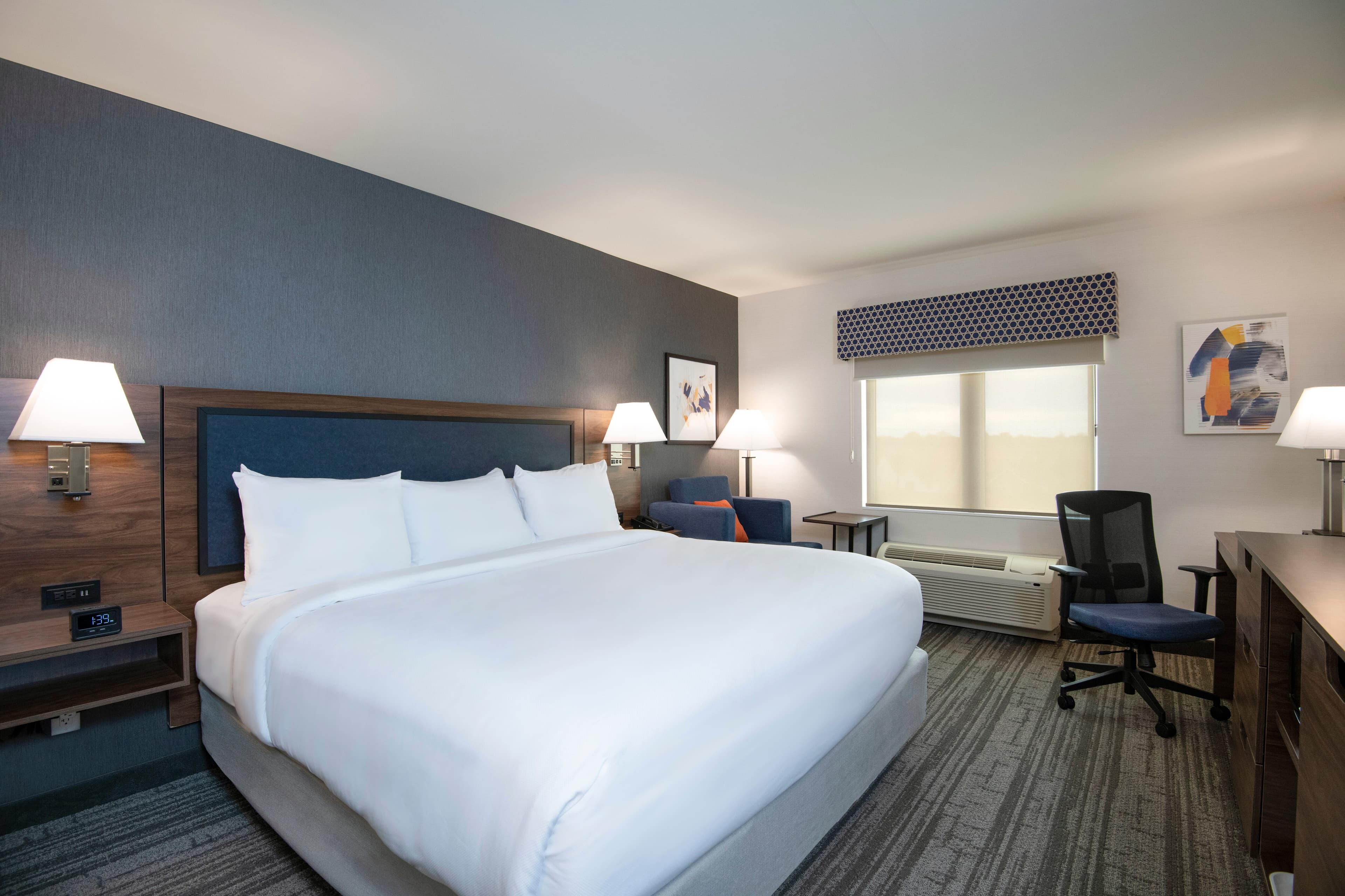 Comfort Inn & Suites - Image 5