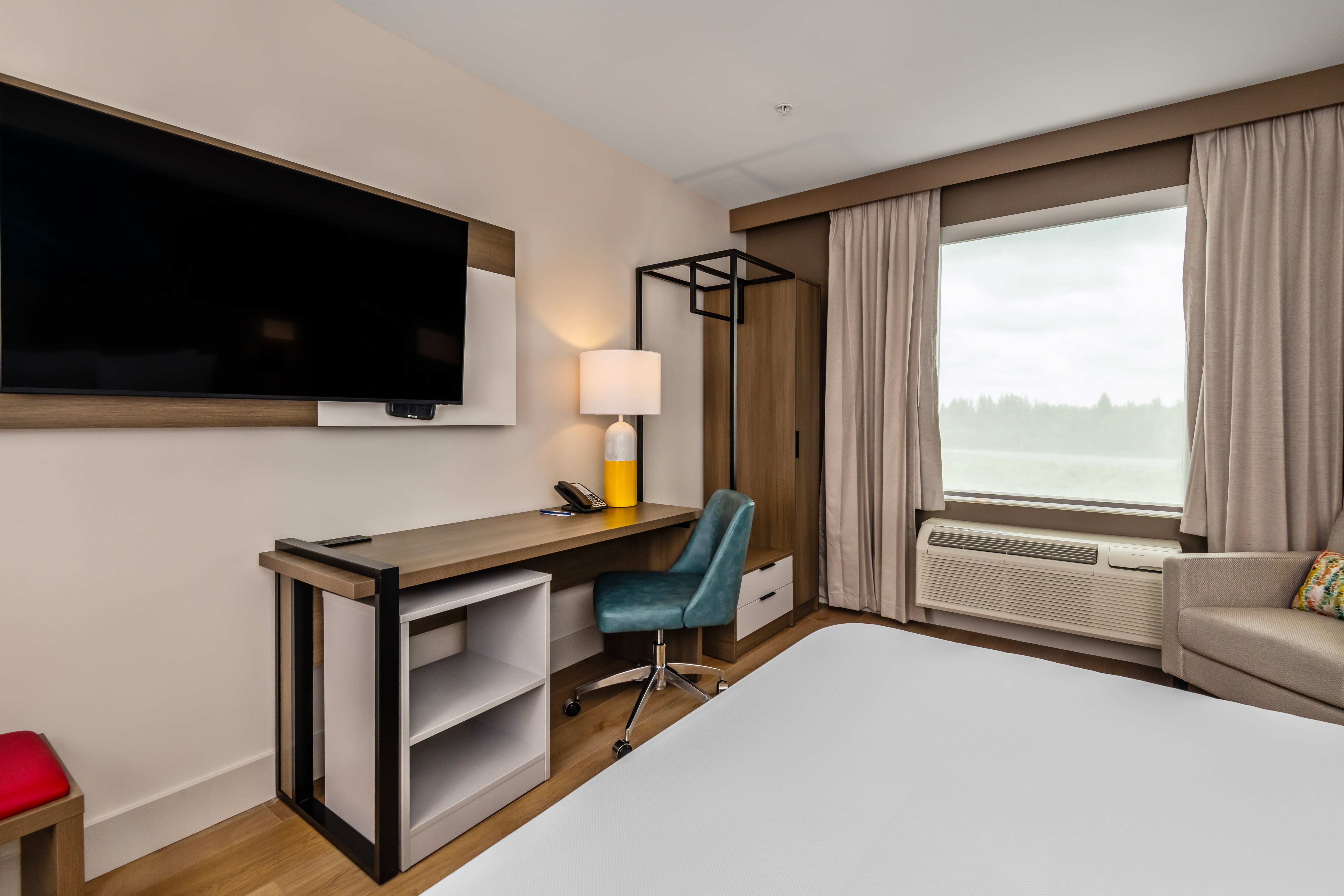 Comfort Inn & Suites - Image 2