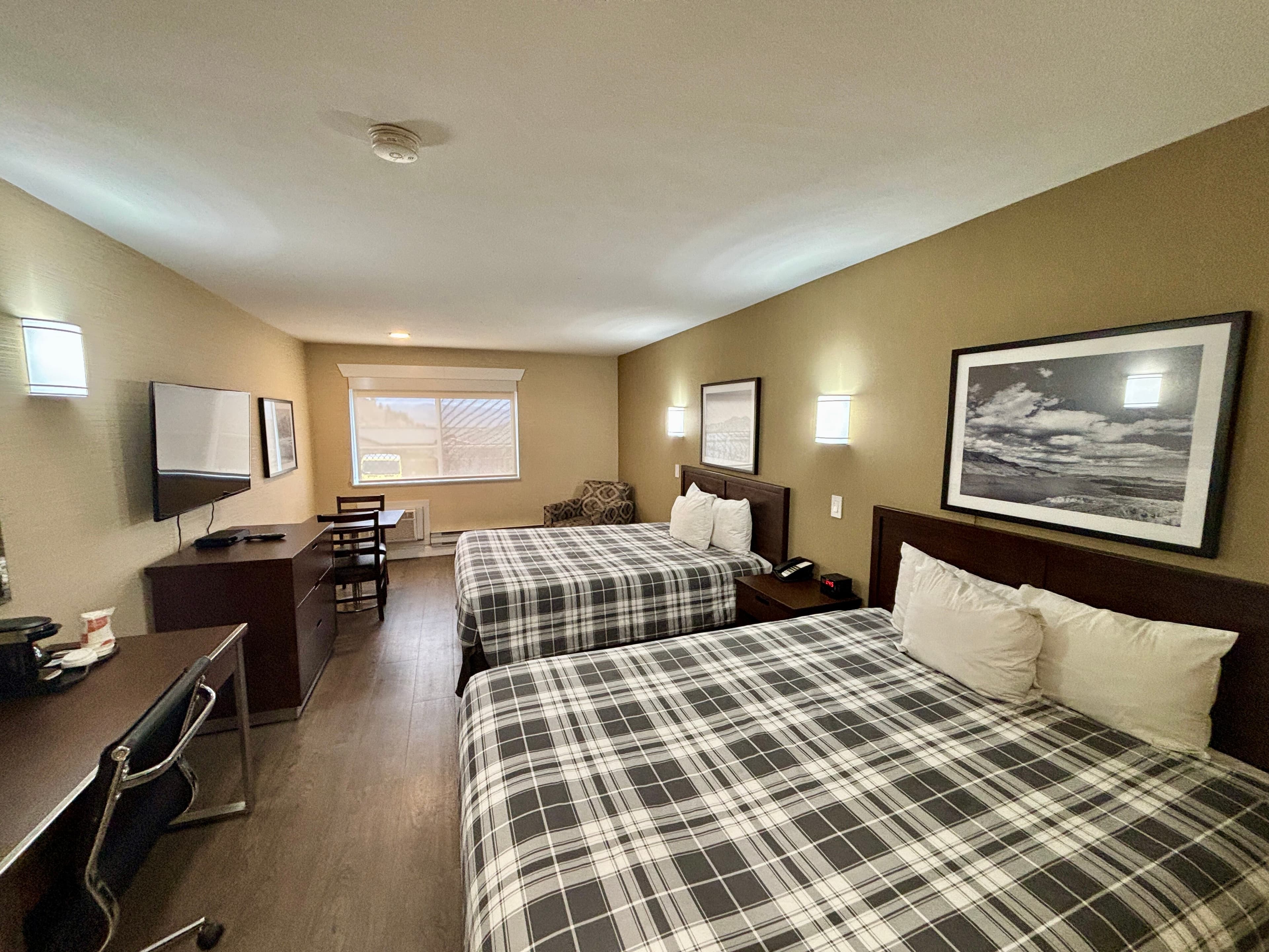 Rodeway Inn & Suites - Image 2