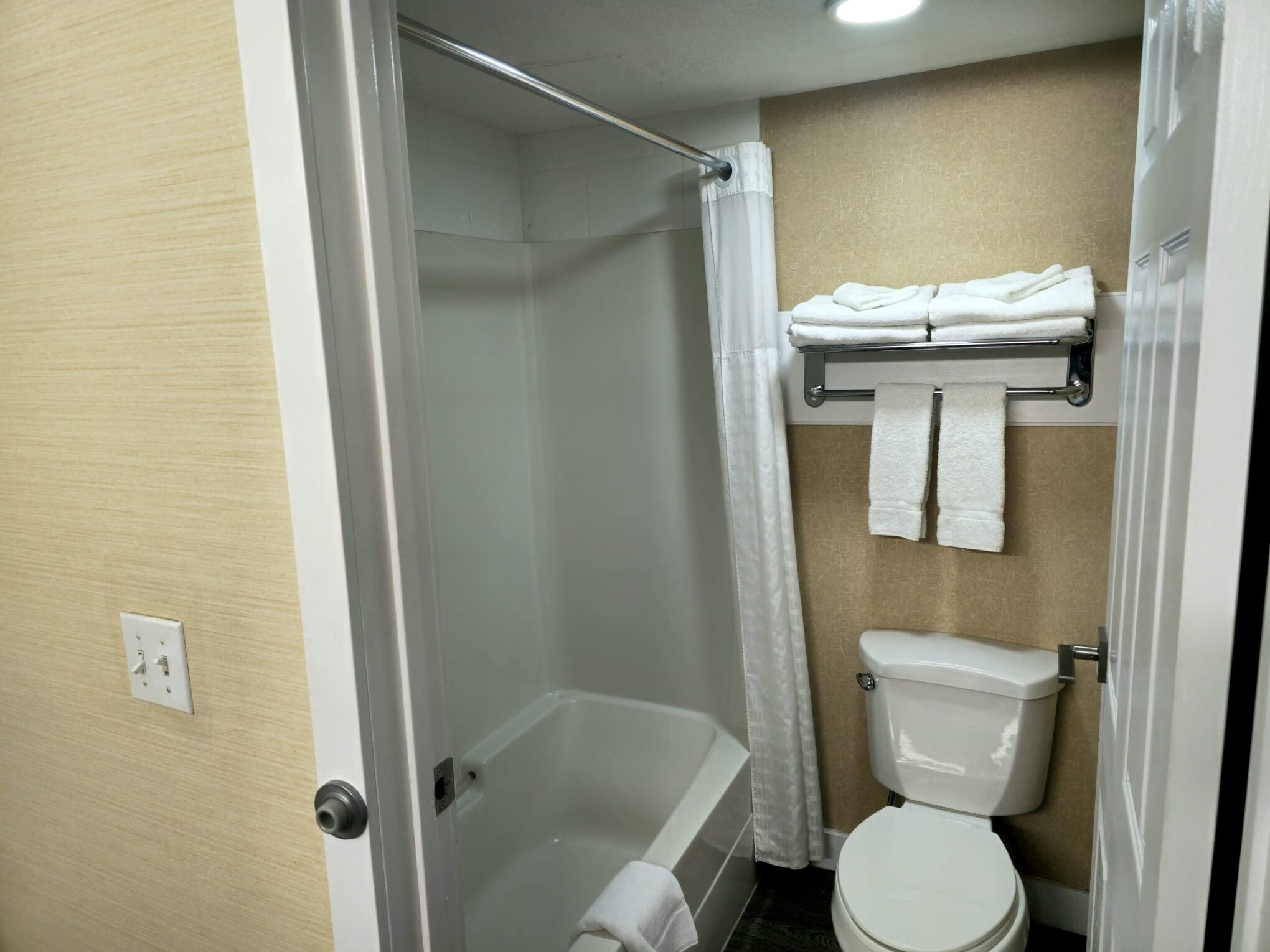 Rodeway Inn & Suites — 8
