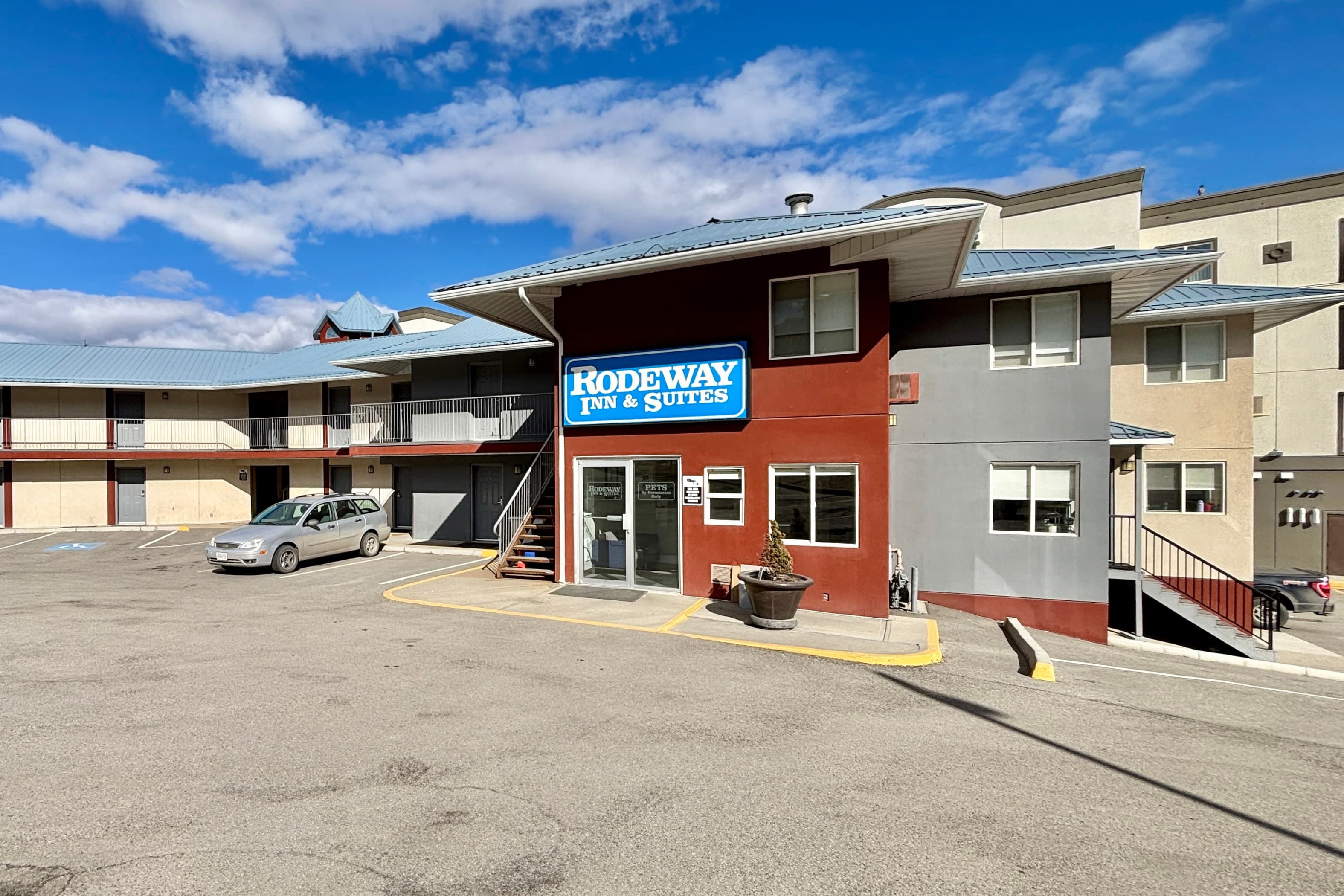Rodeway Inn & Suites - Image 1