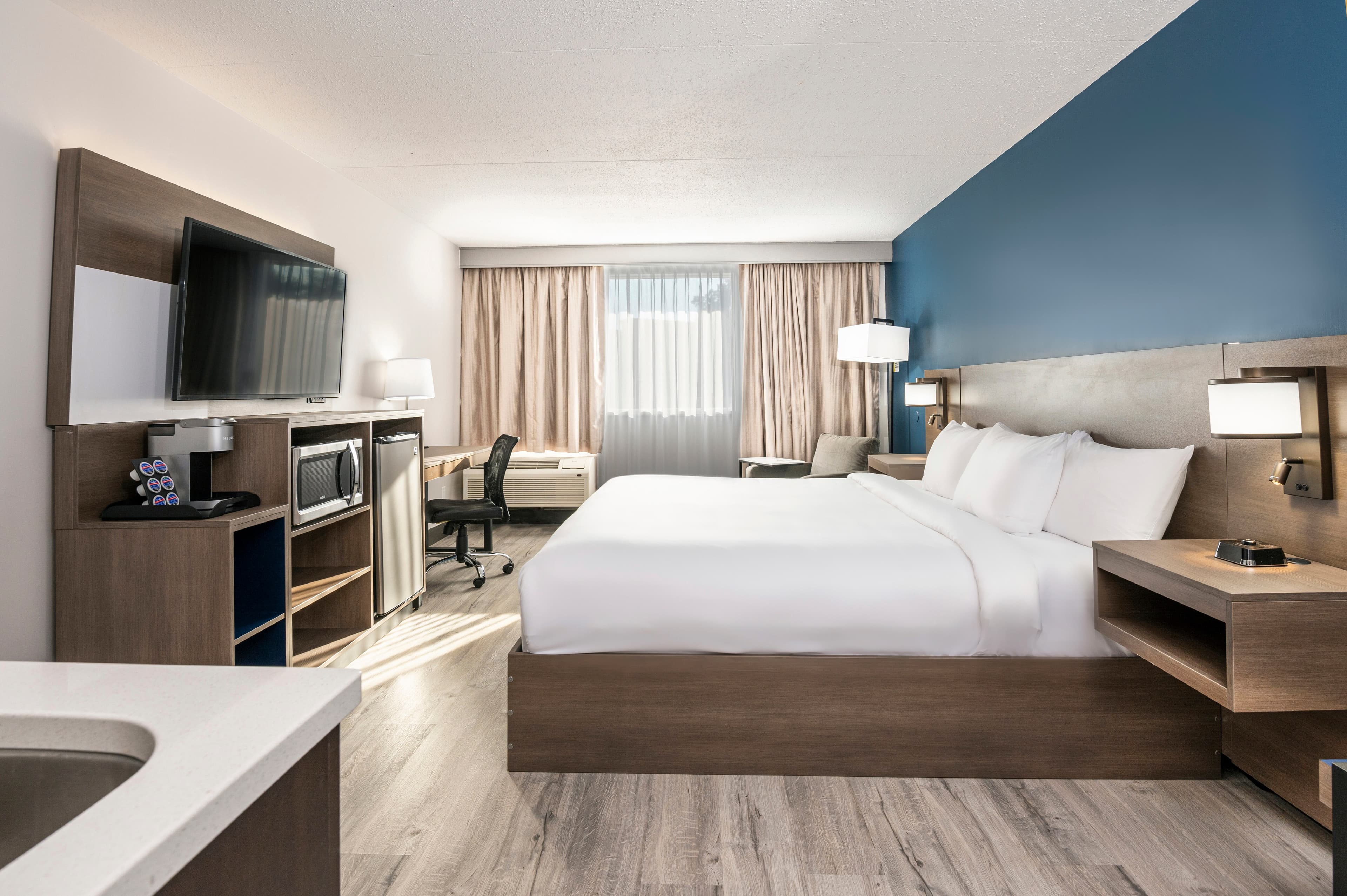 Comfort Suites Kingston Central - Image 2