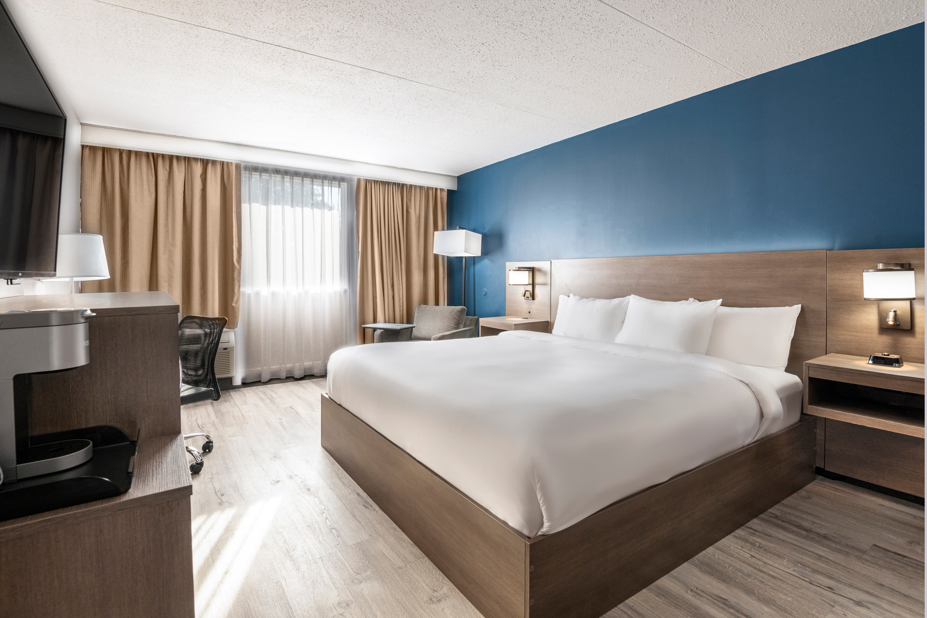 Comfort Suites Kingston Central - Image 3