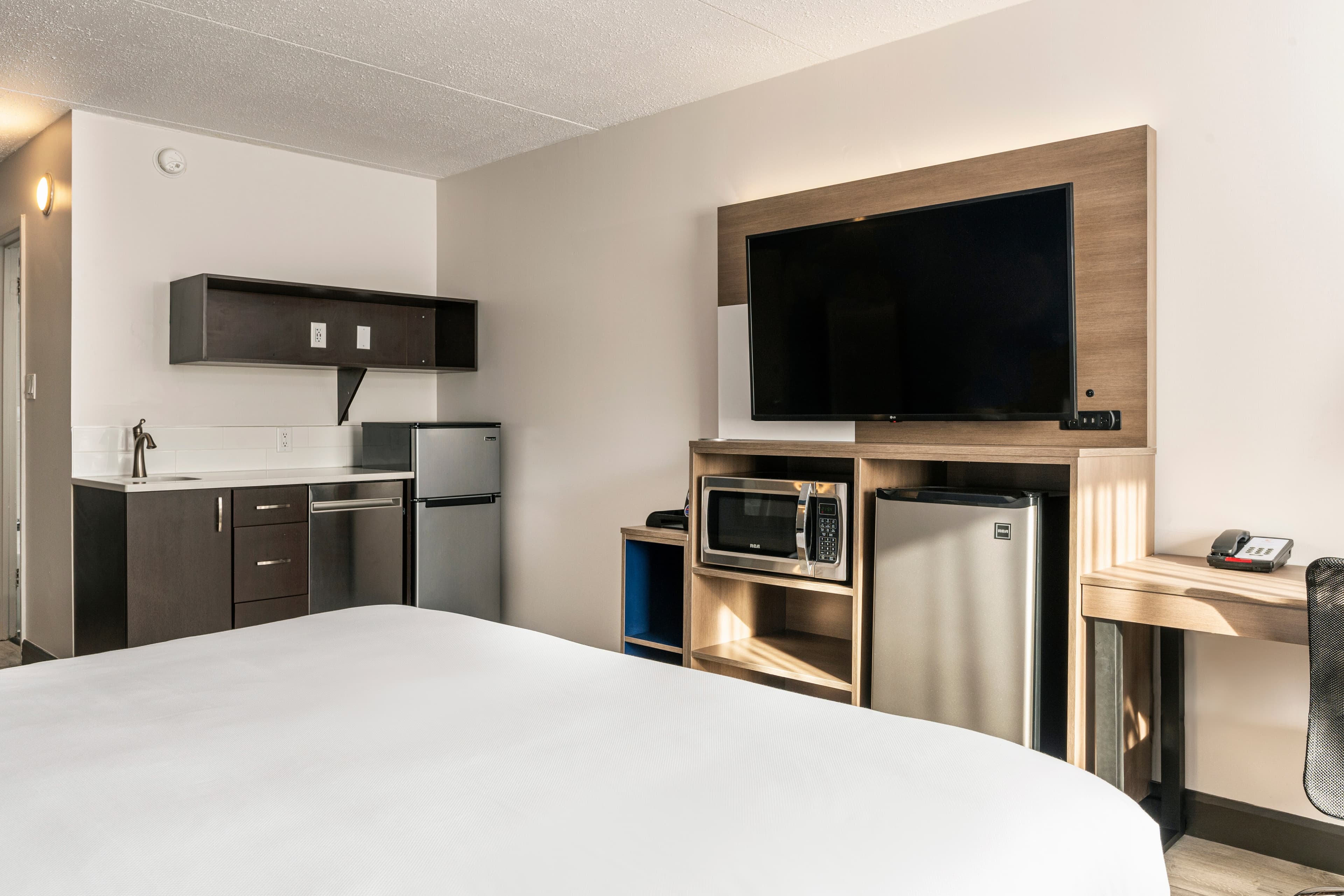 Comfort Suites Kingston Central - Image 4