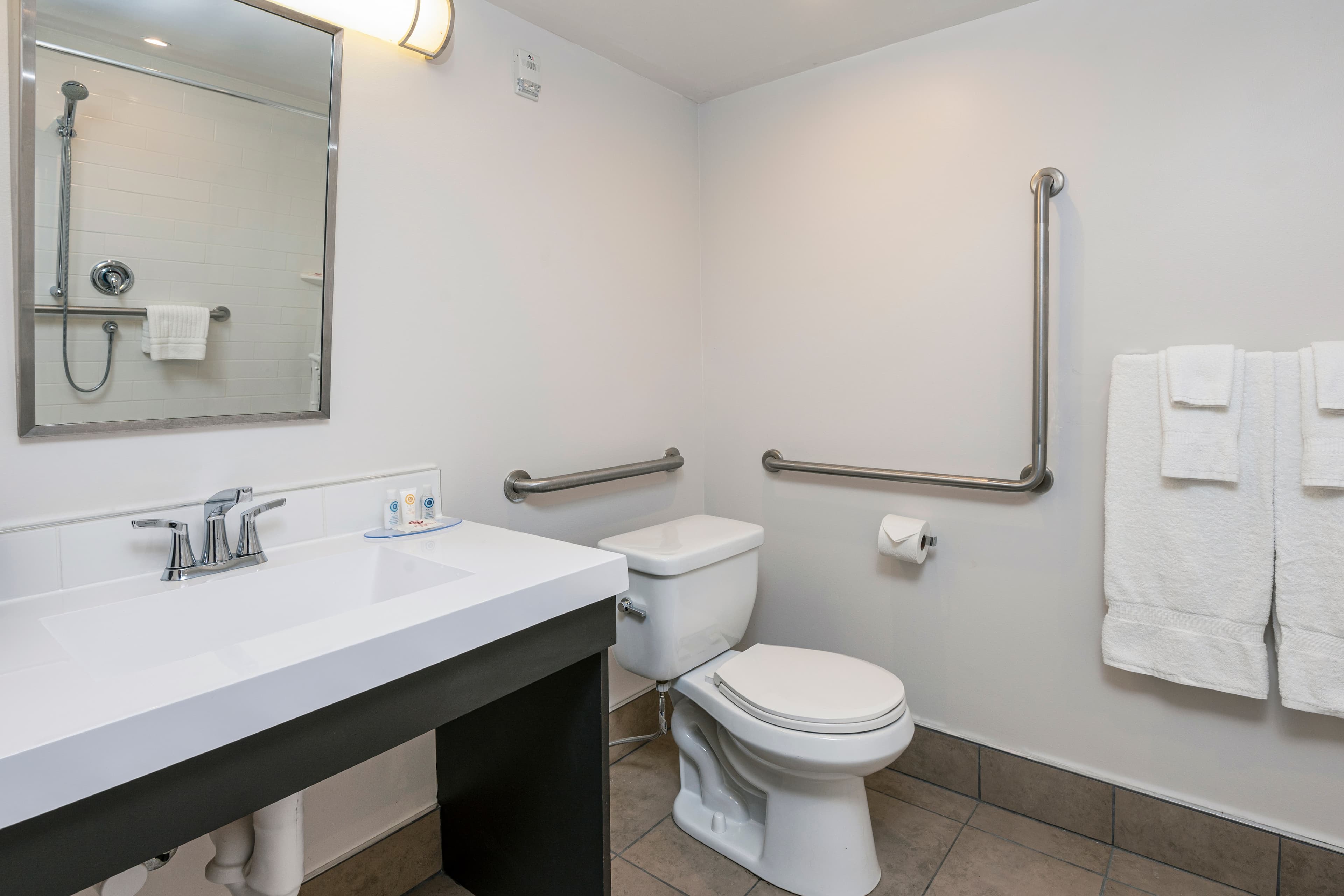 Comfort Suites Kingston Central — 6