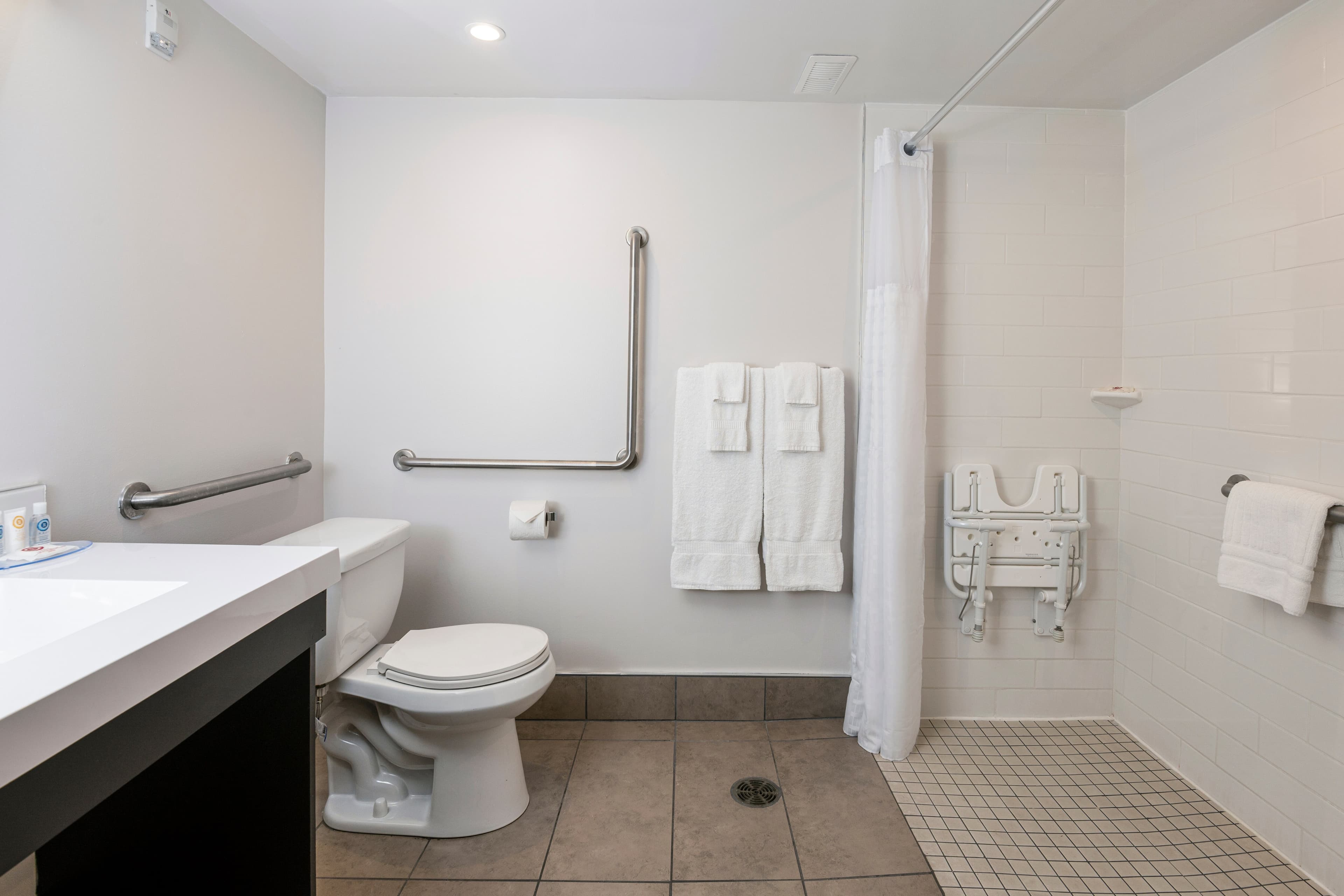 Comfort Suites Kingston Central — 7