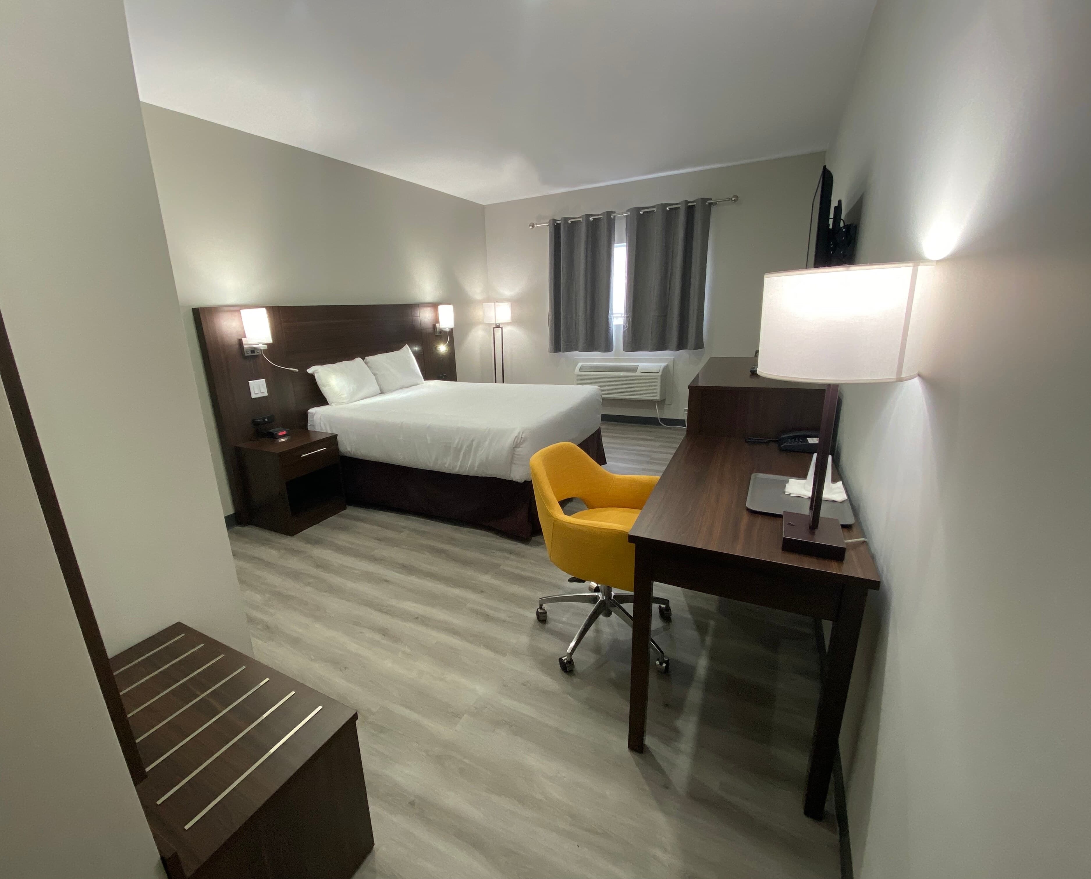 Econo Lodge - Image 2