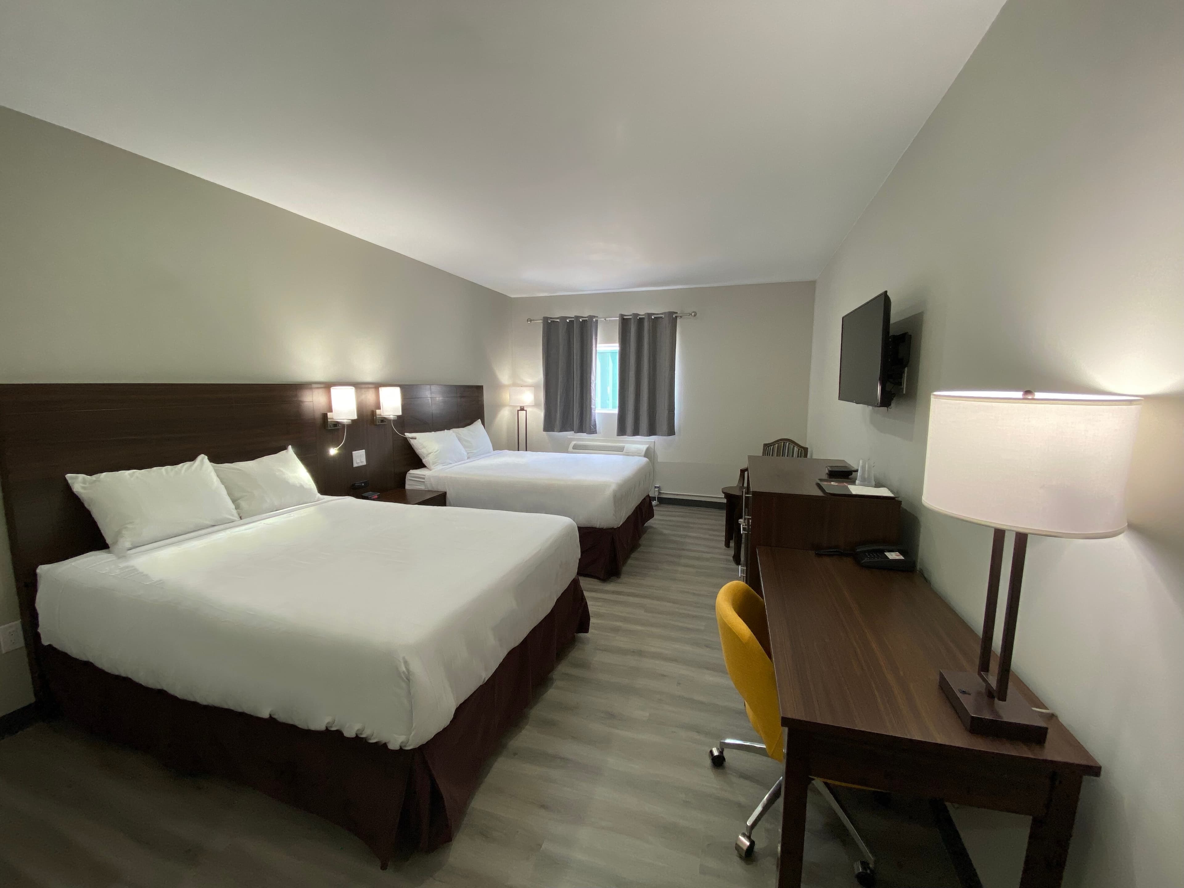 Econo Lodge - Image 3