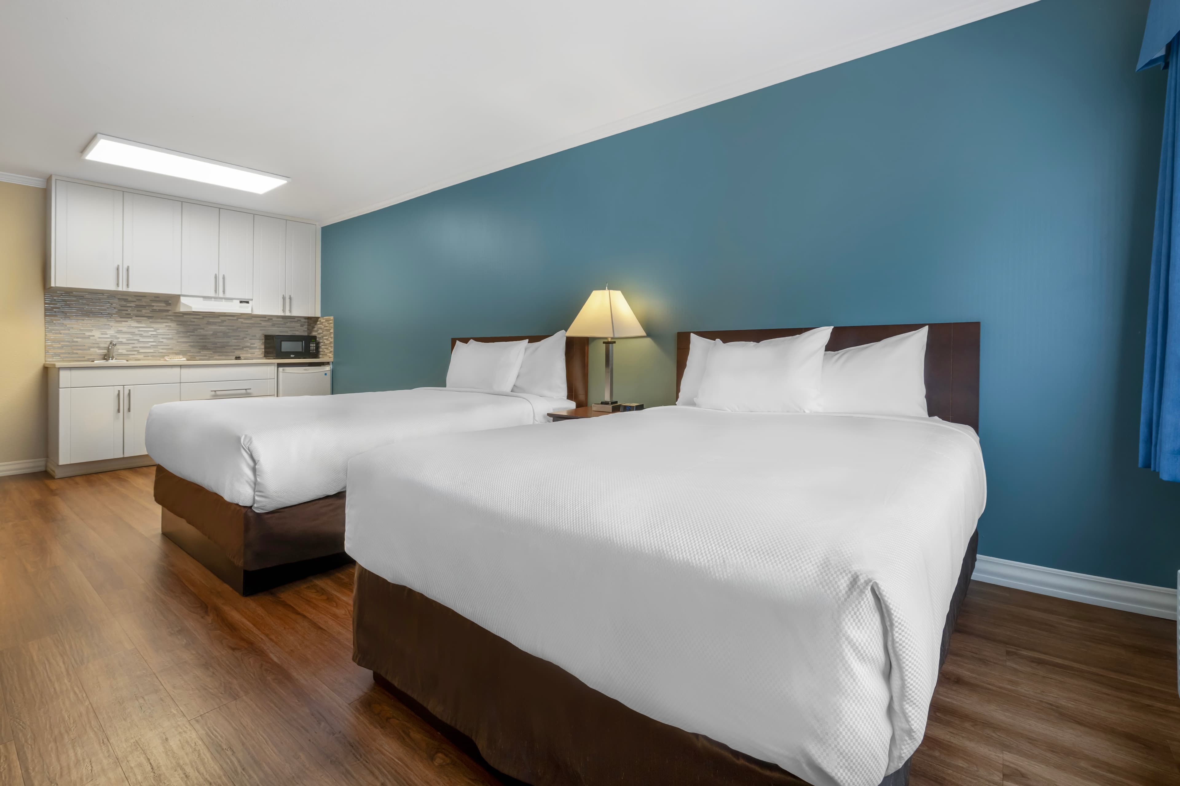 Econo Lodge Inn & Suites - Image 2