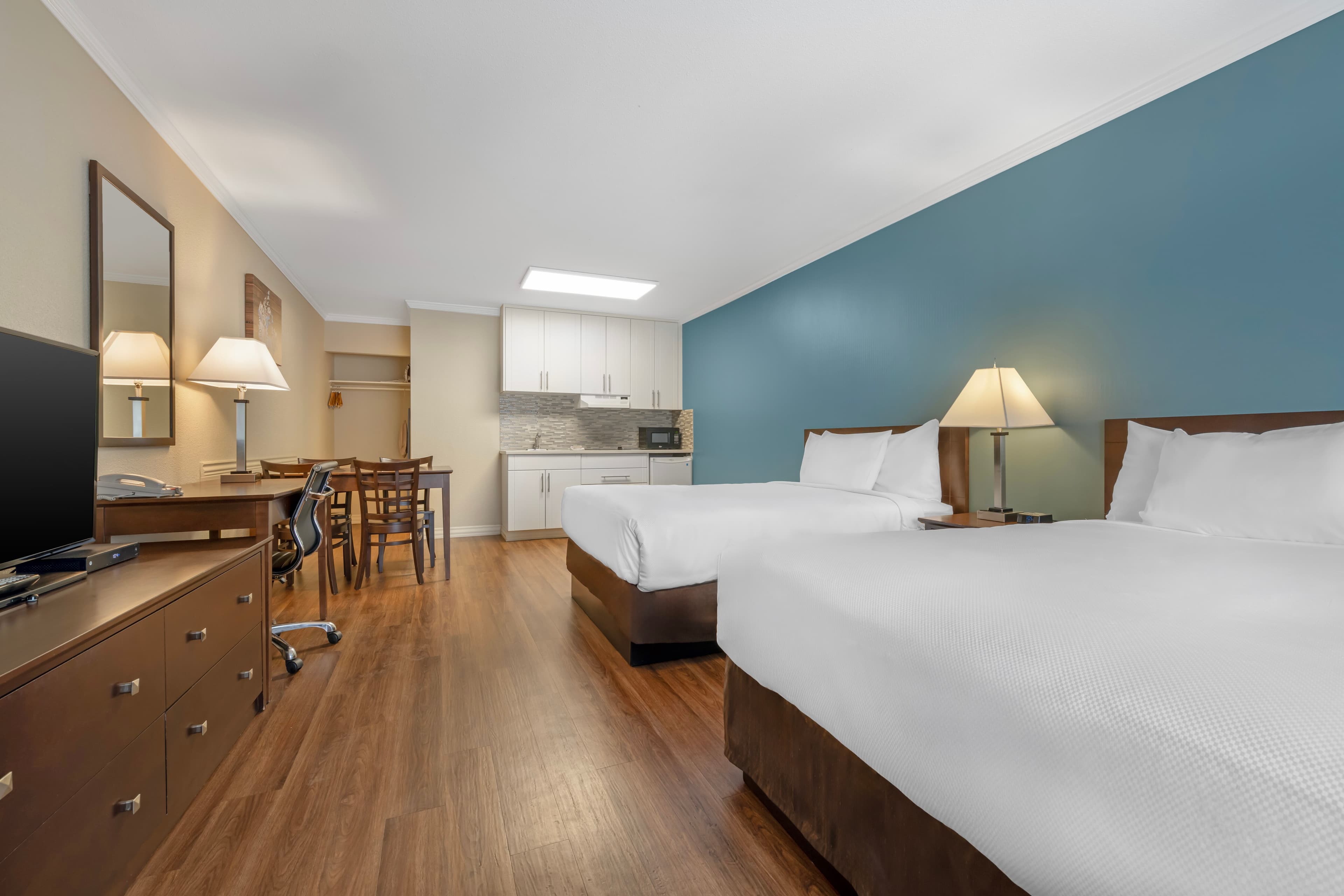 Econo Lodge Inn & Suites - Image 3