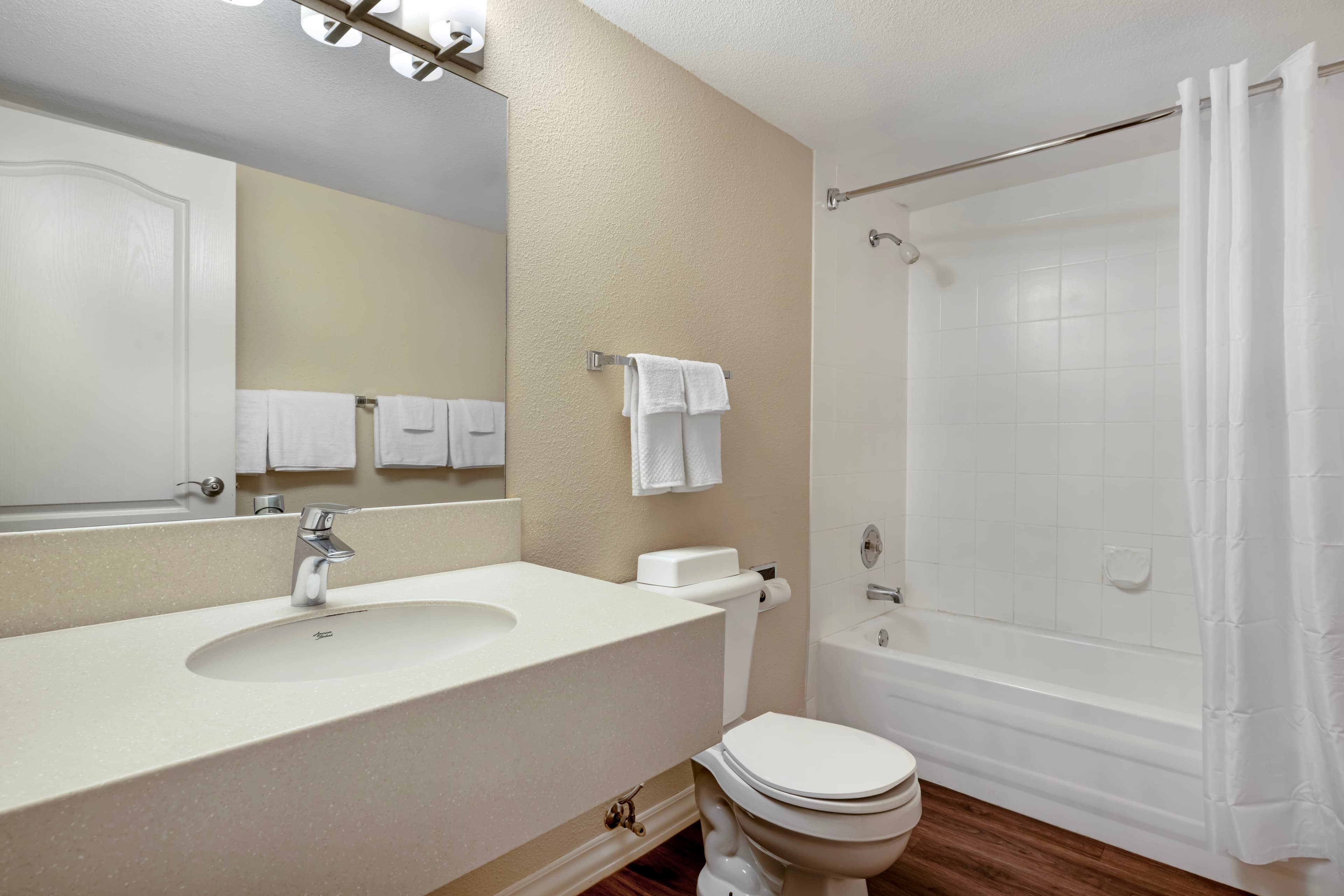 Econo Lodge Inn & Suites - Image 5
