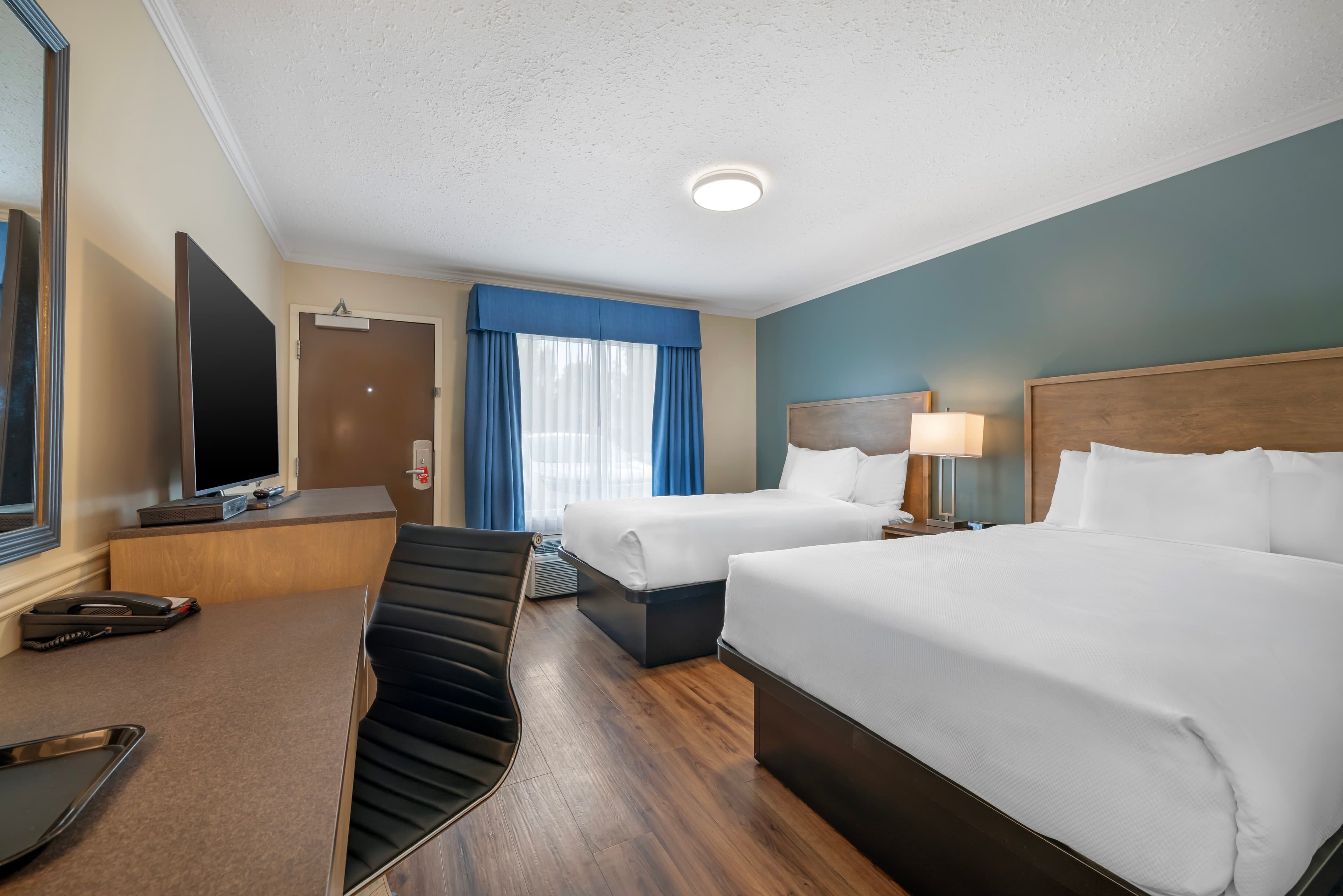 Econo Lodge Inn & Suites — 8