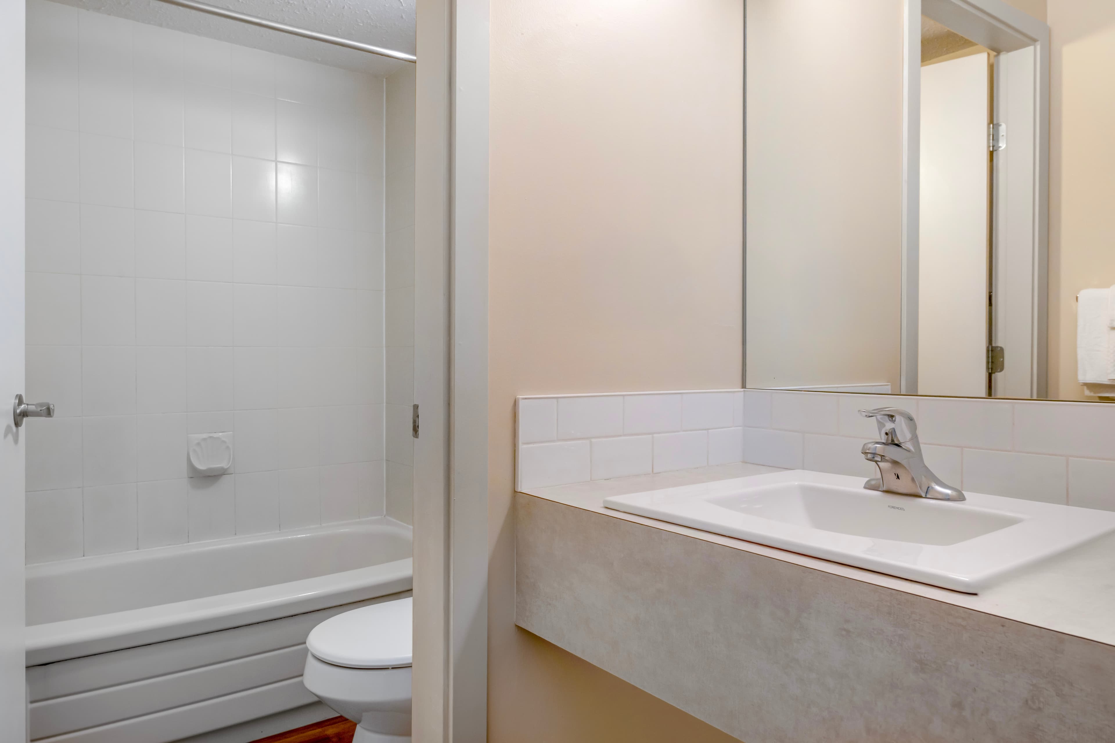 Econo Lodge Inn & Suites — 9