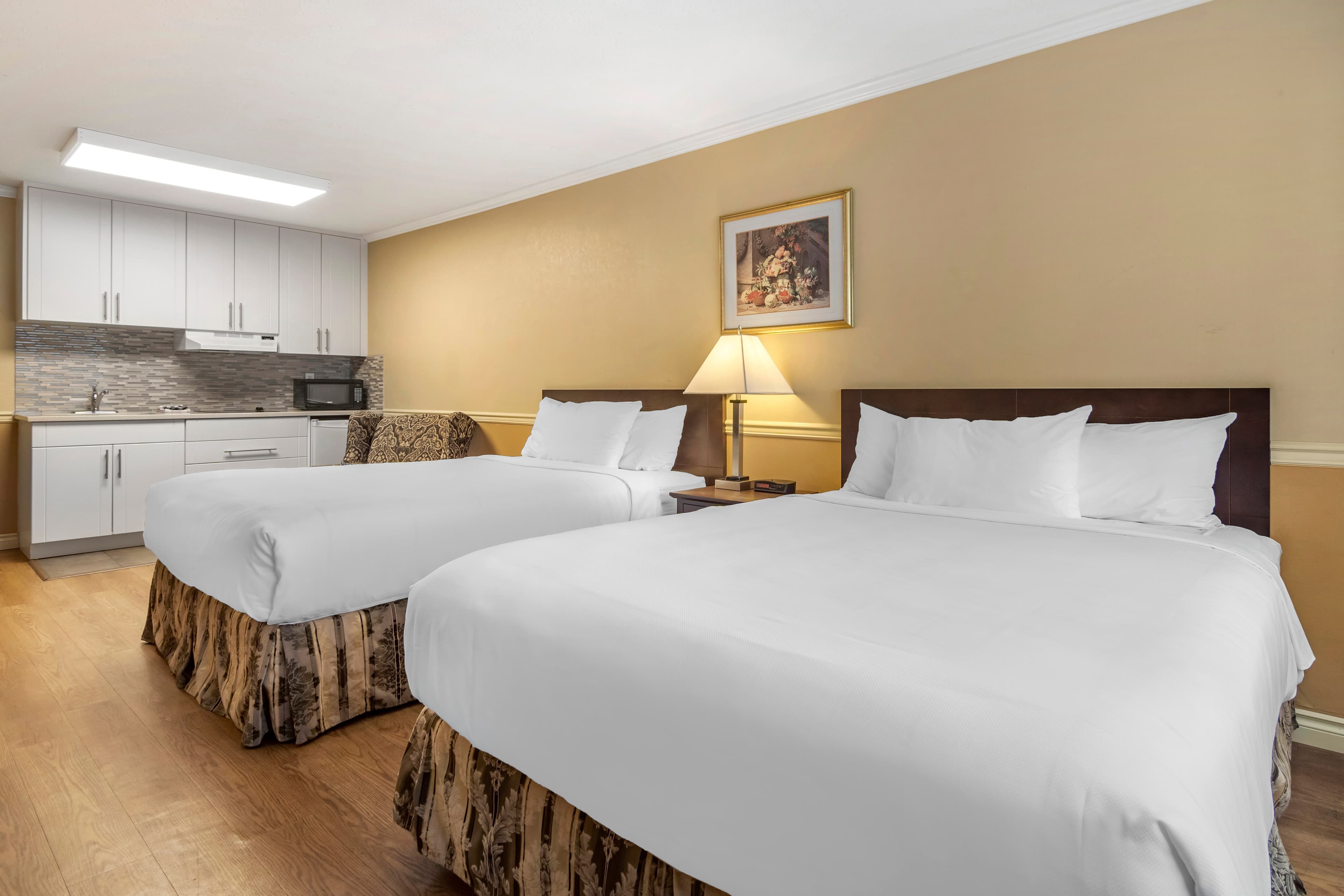 Econo Lodge Inn & Suites - Image 2