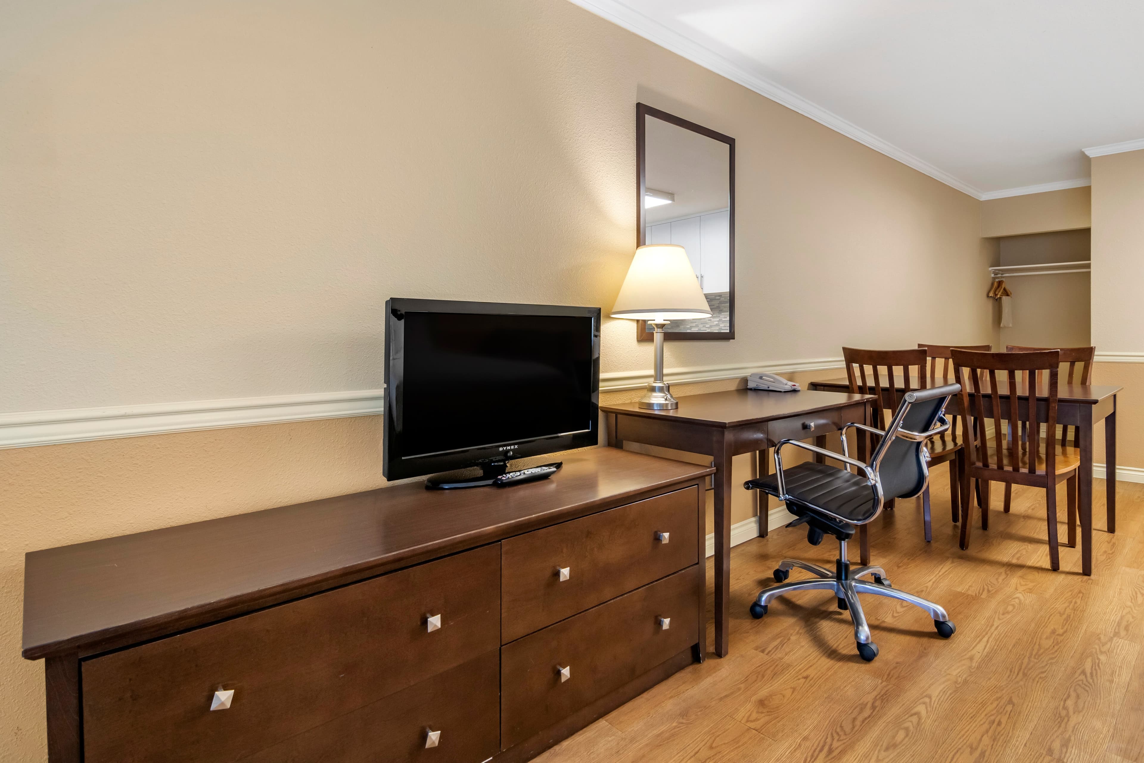 Econo Lodge Inn & Suites - Image 3