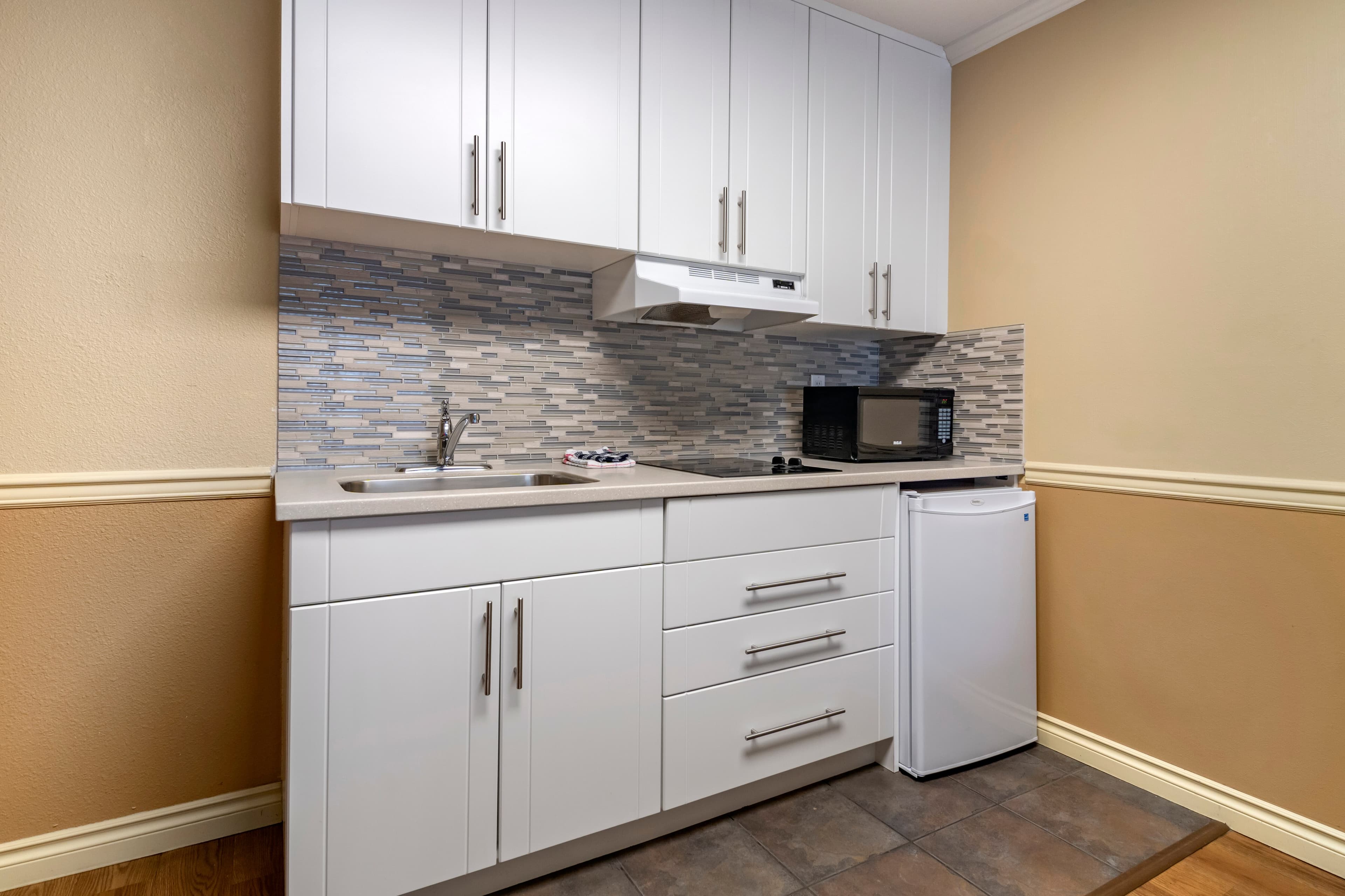 Econo Lodge Inn & Suites - Image 4