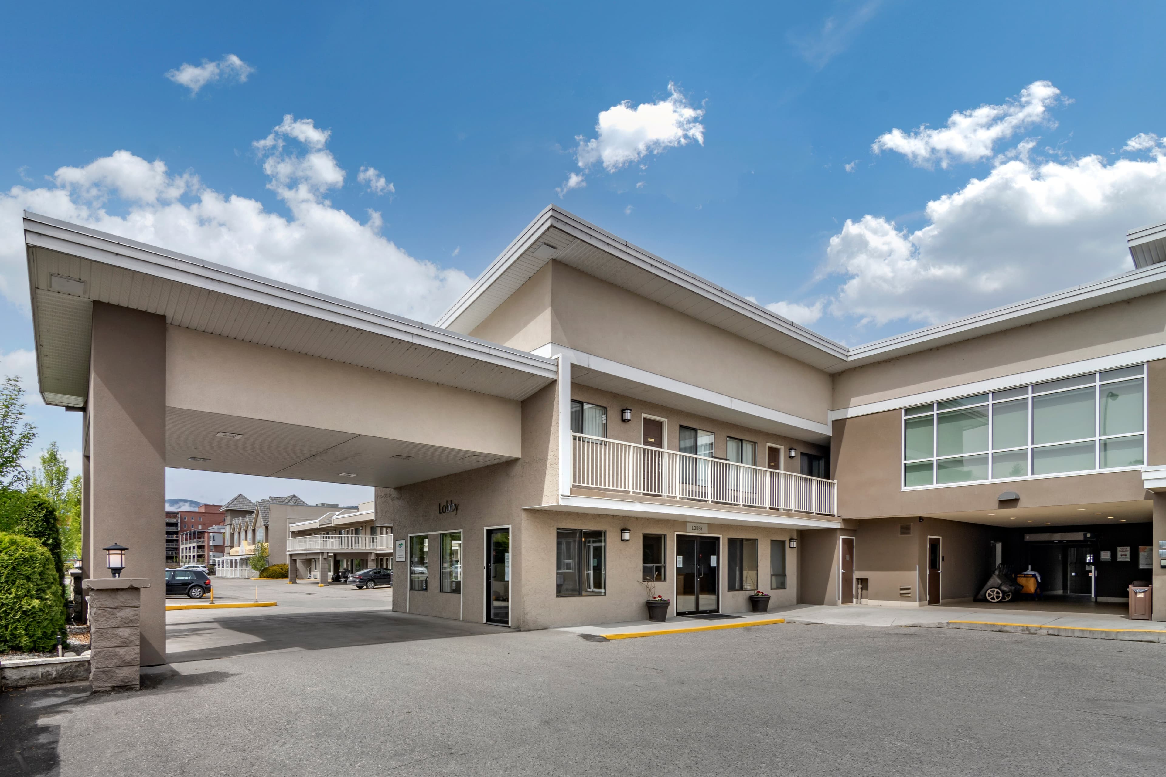Econo Lodge Inn & Suites - Image 1