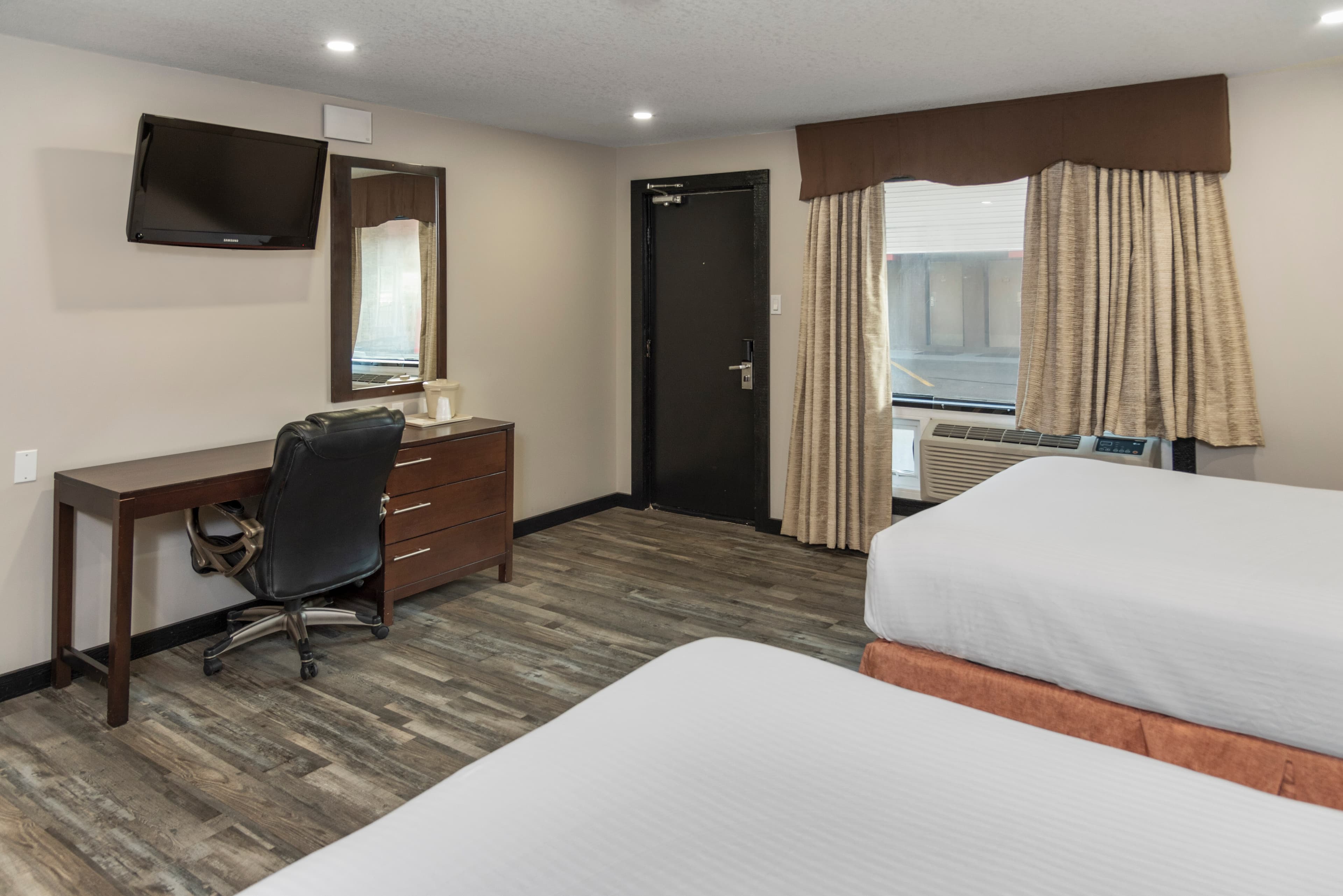 Econo Lodge Inn & Suites - Image 3