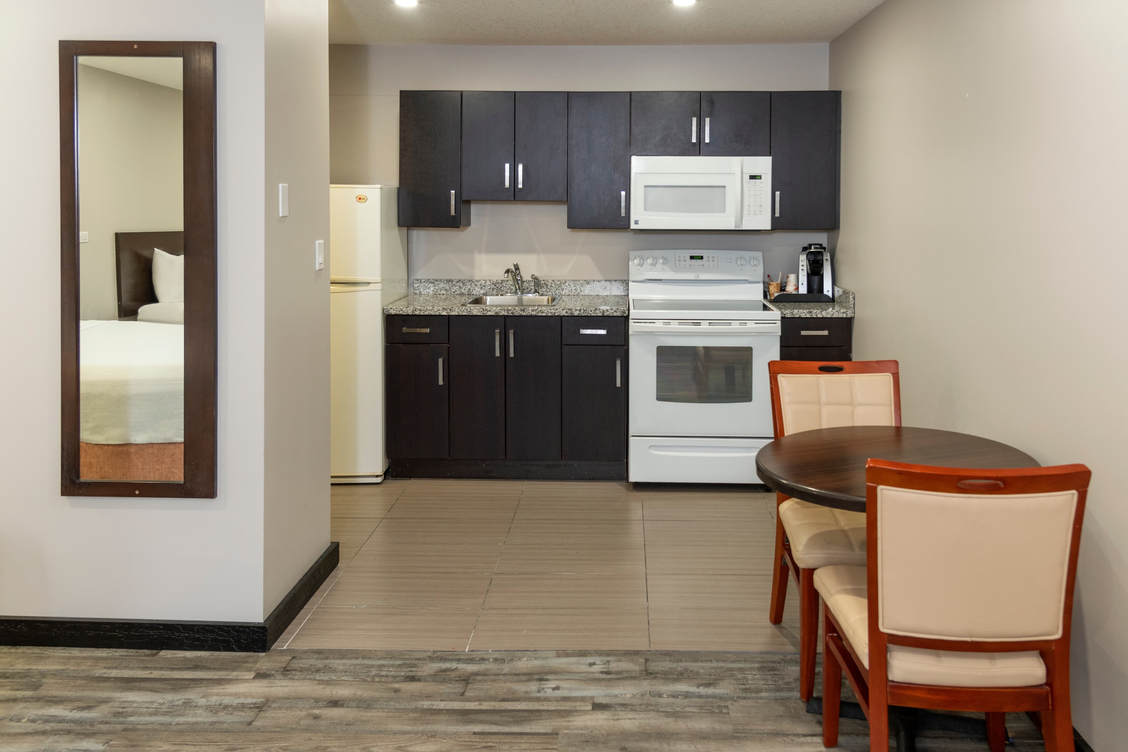 Econo Lodge Inn & Suites - Image 4