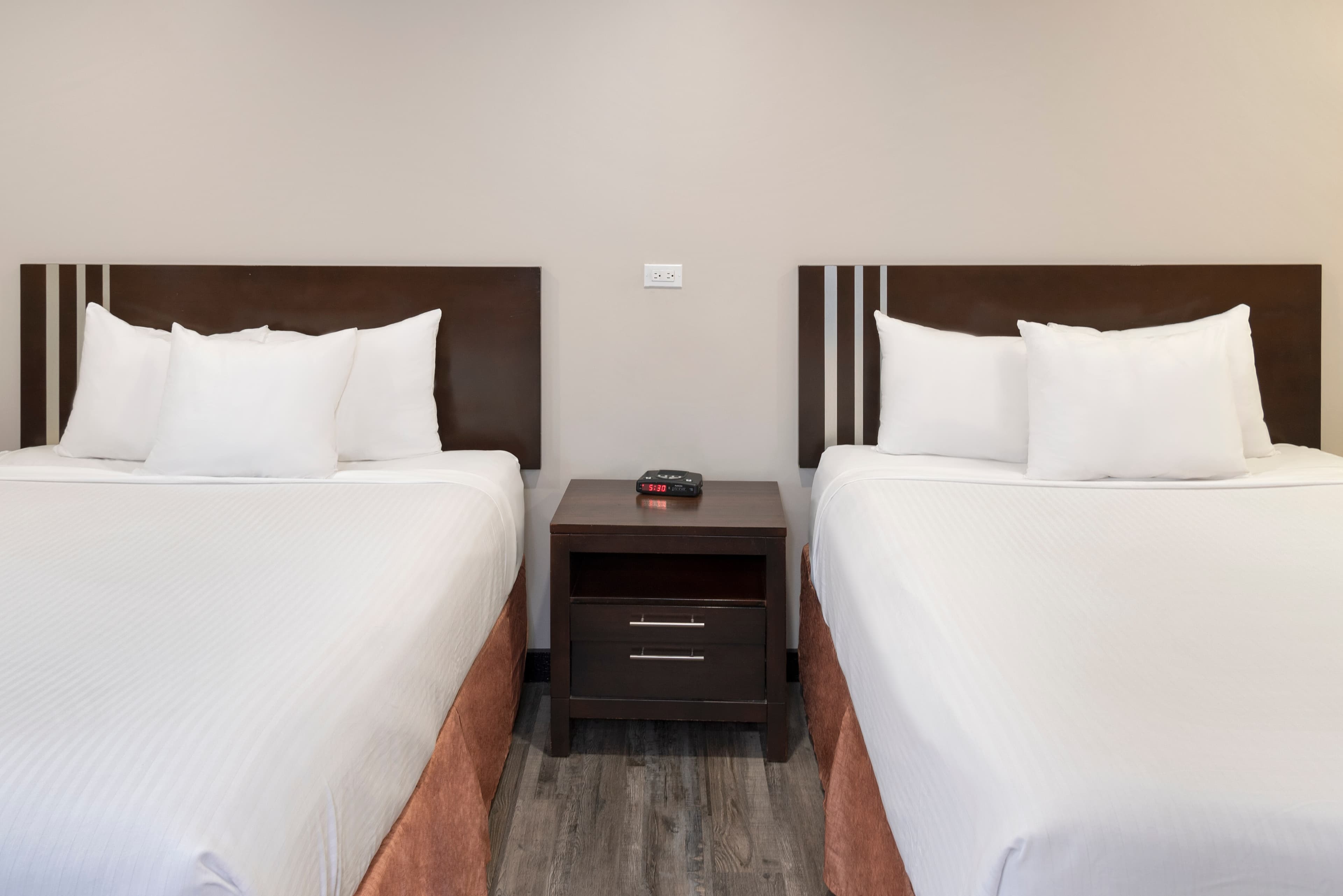 Econo Lodge Inn & Suites - Image 5
