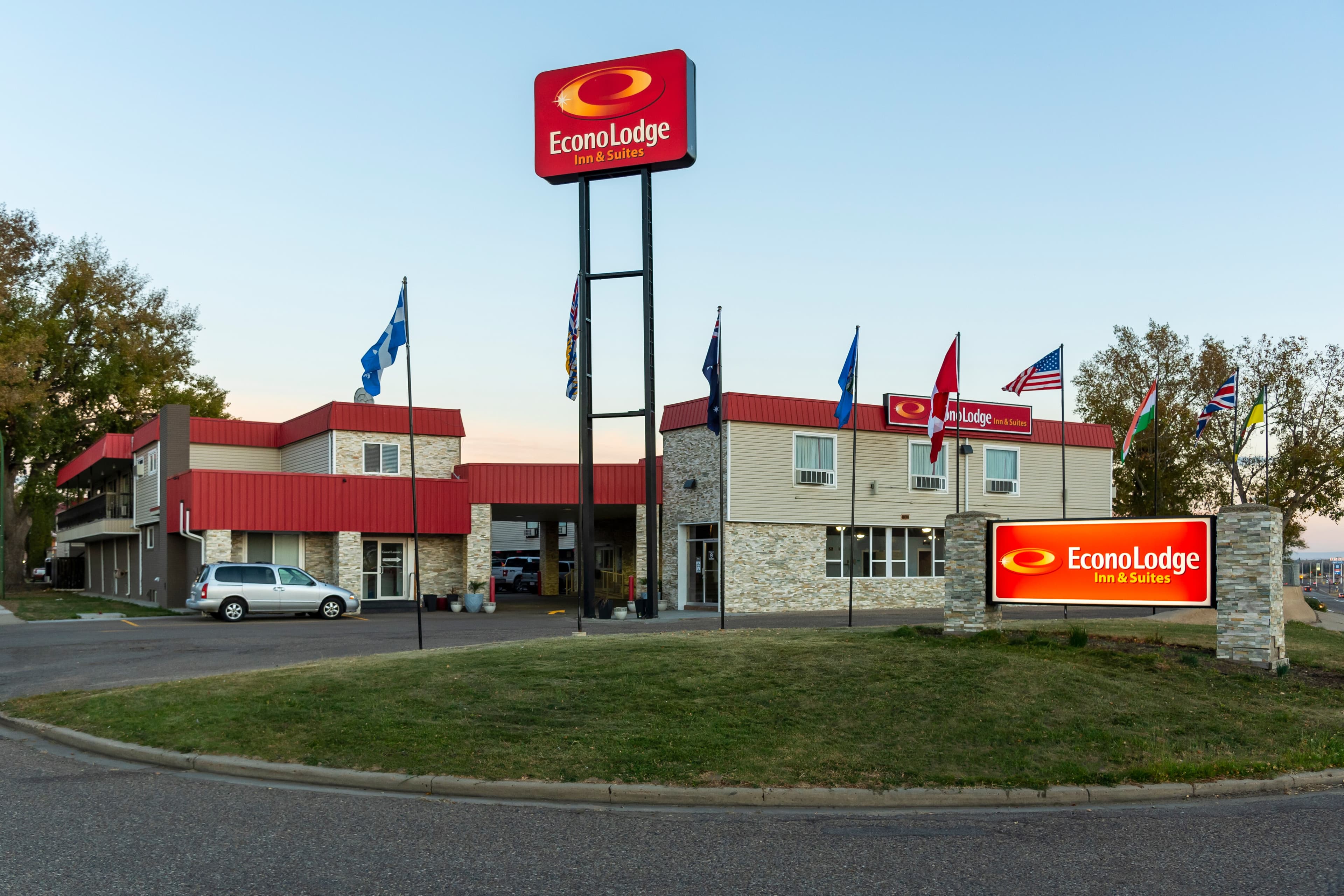 Econo Lodge Inn & Suites - Image 1