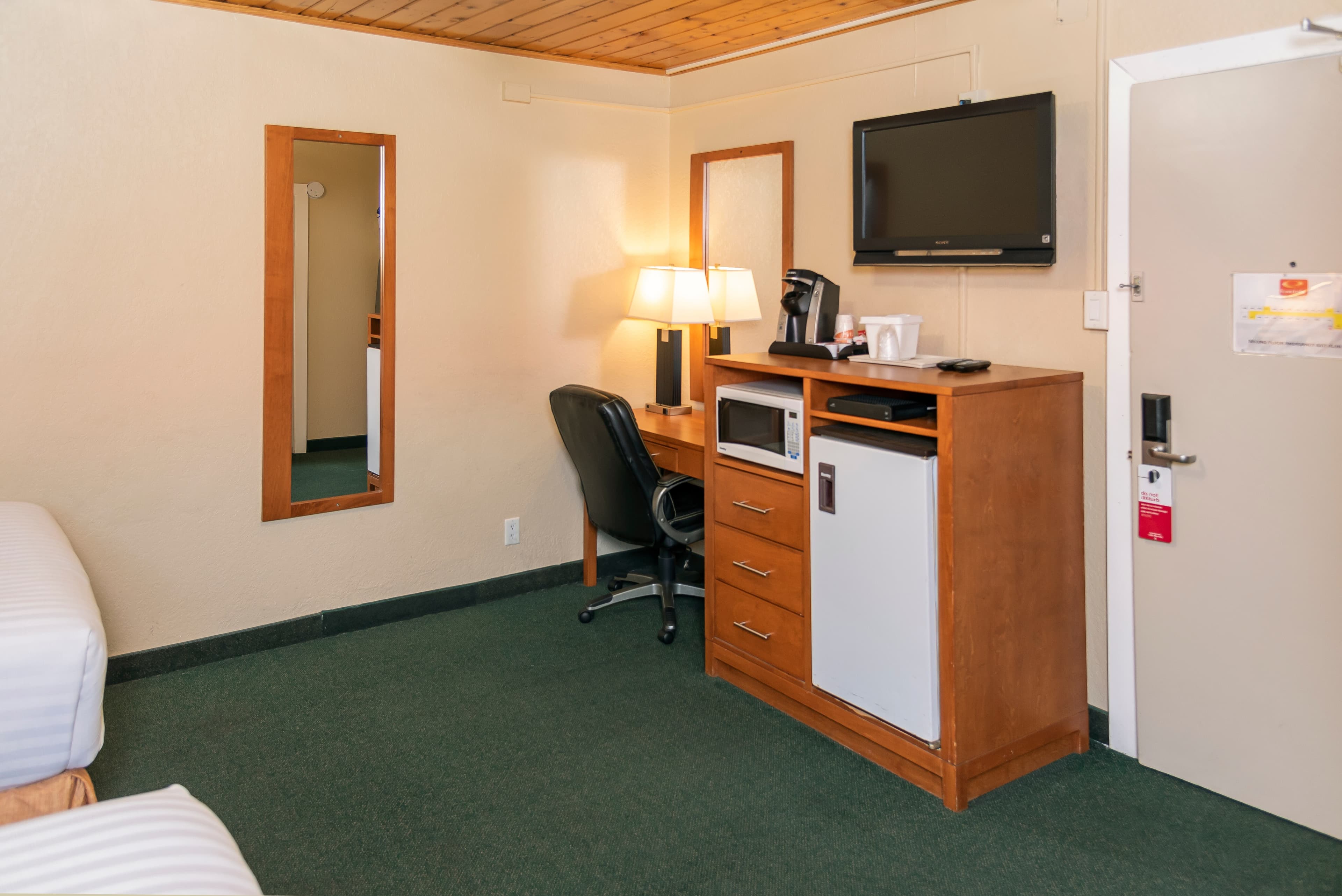 Econo Lodge Inn & Suites — 8