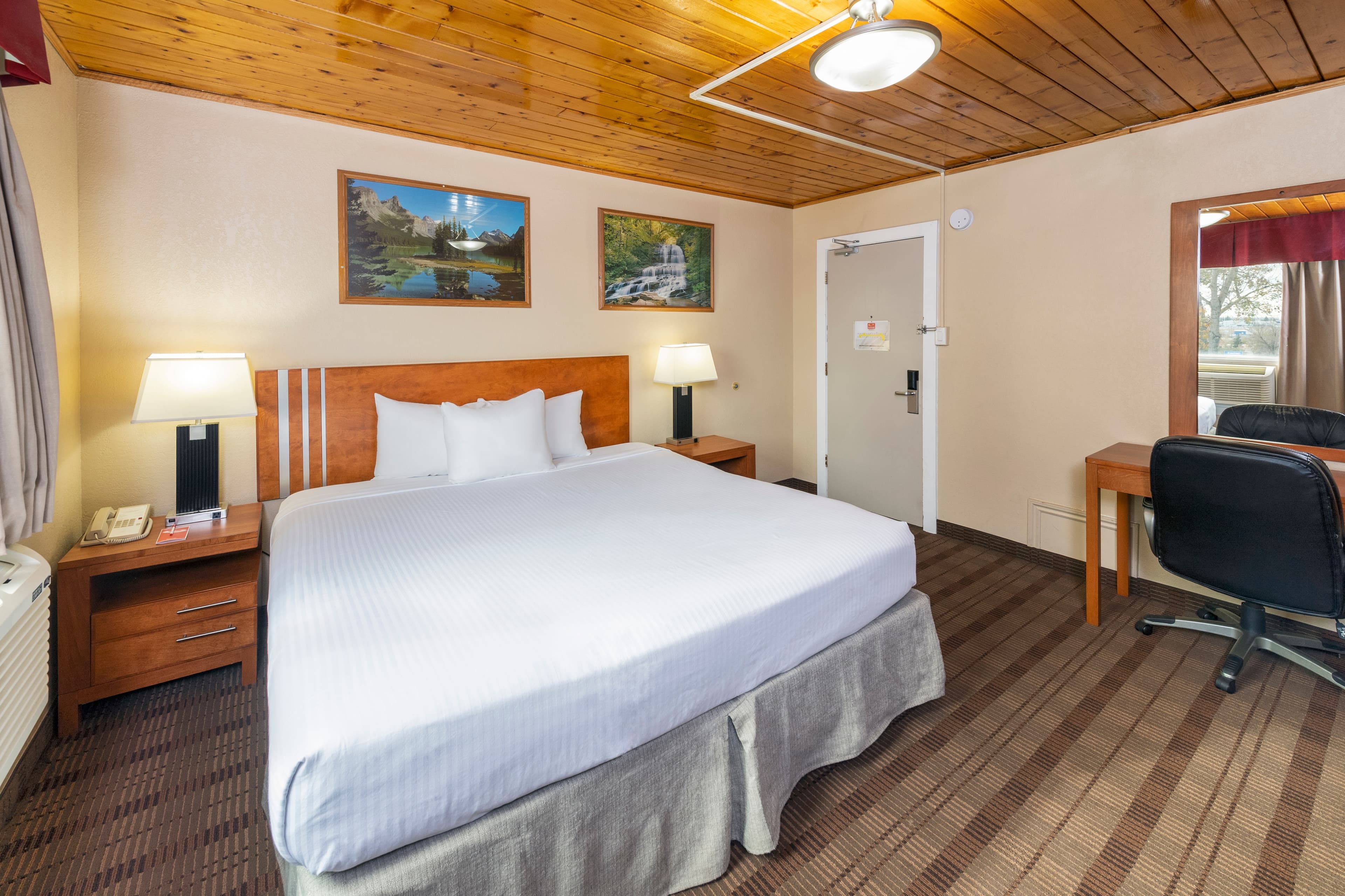 Econo Lodge Inn & Suites — 10