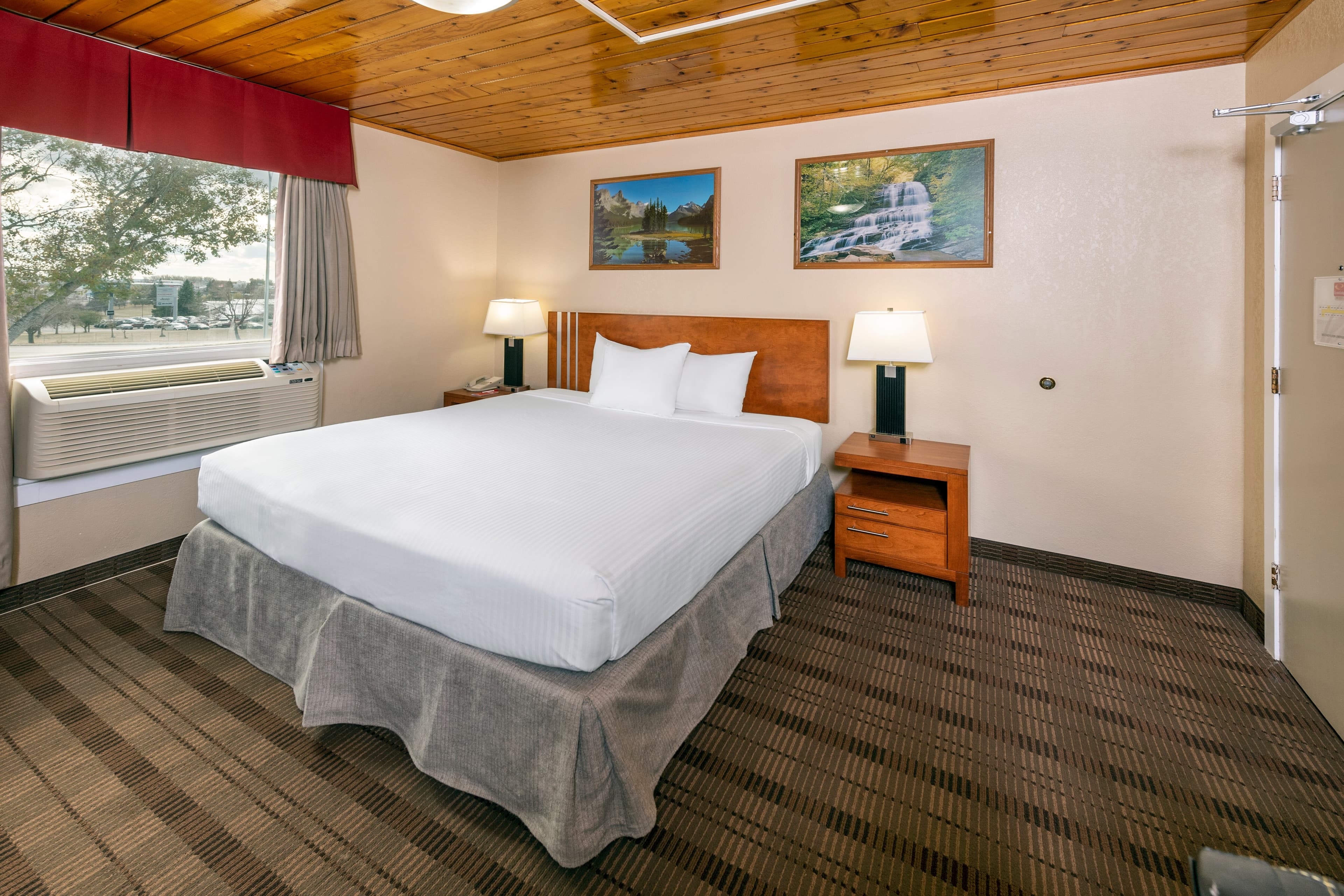 Econo Lodge Inn & Suites — 11
