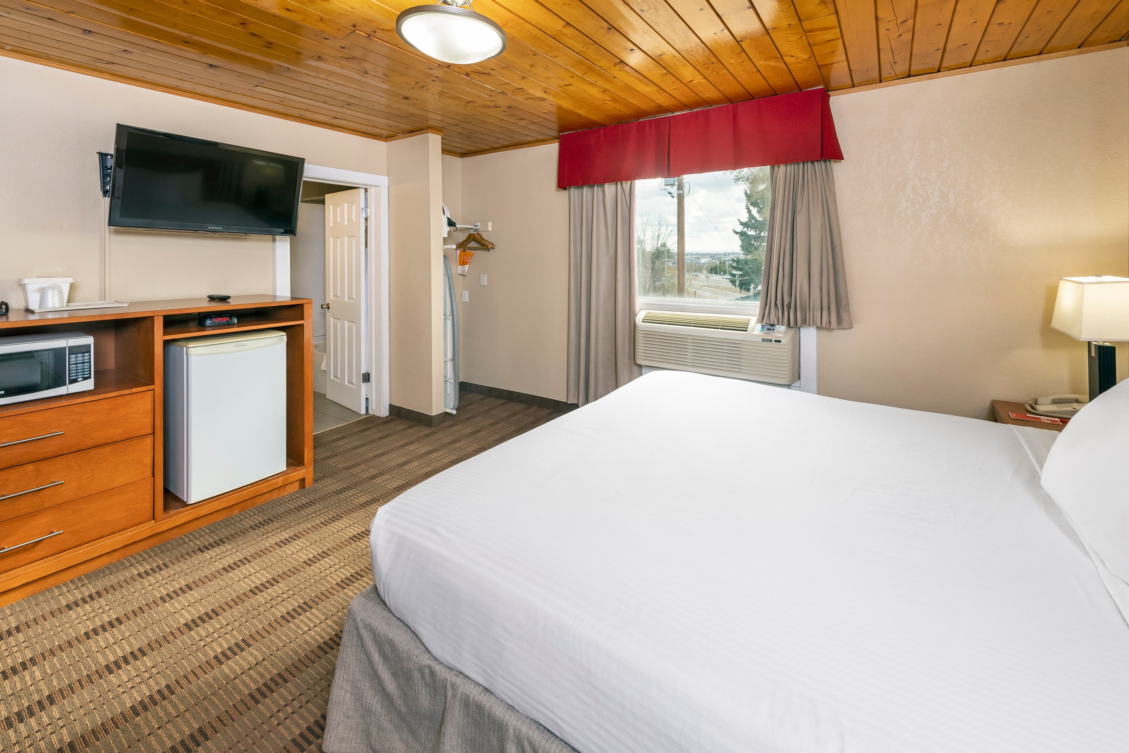 Econo Lodge Inn & Suites — 12