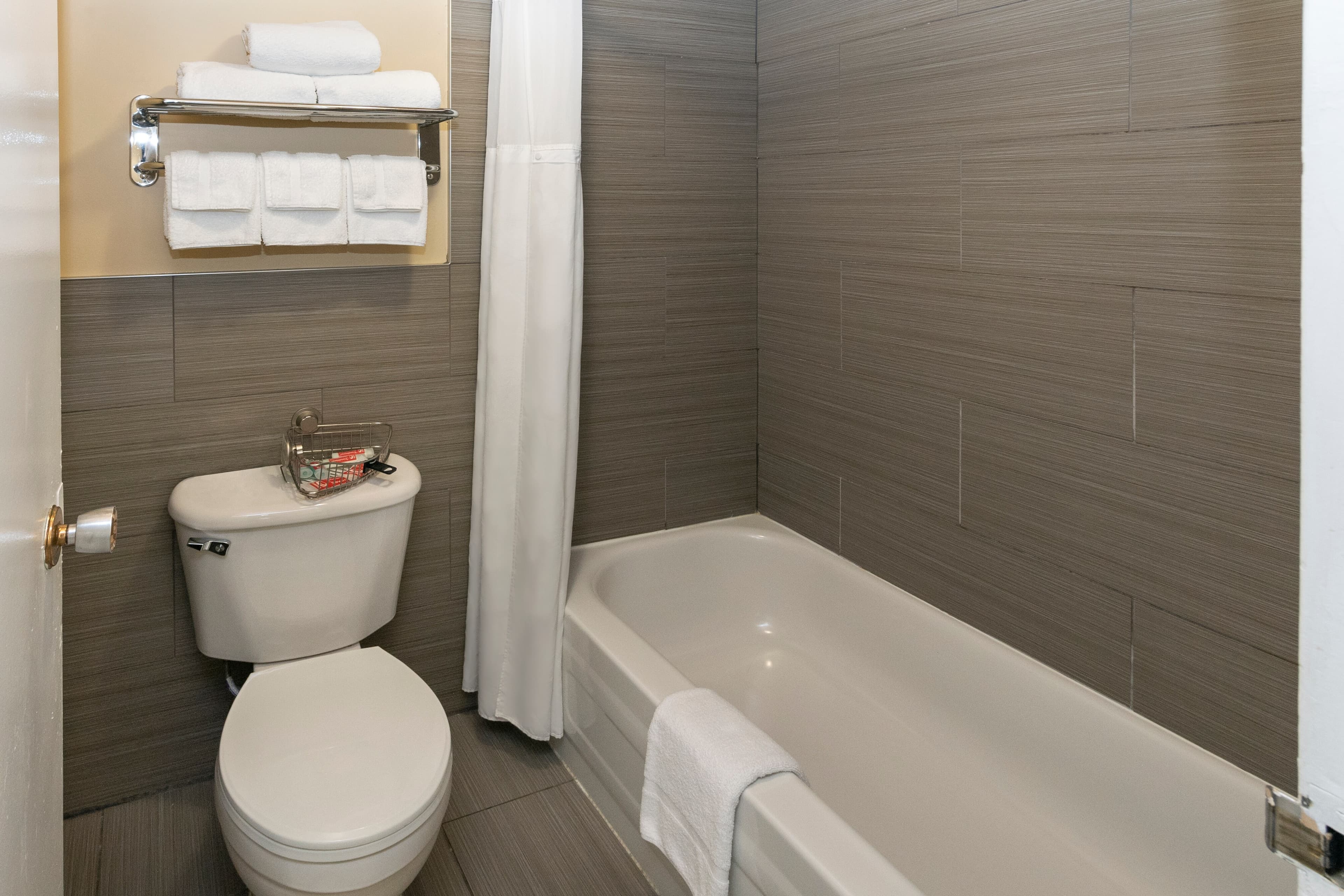 Econo Lodge Inn & Suites — 20