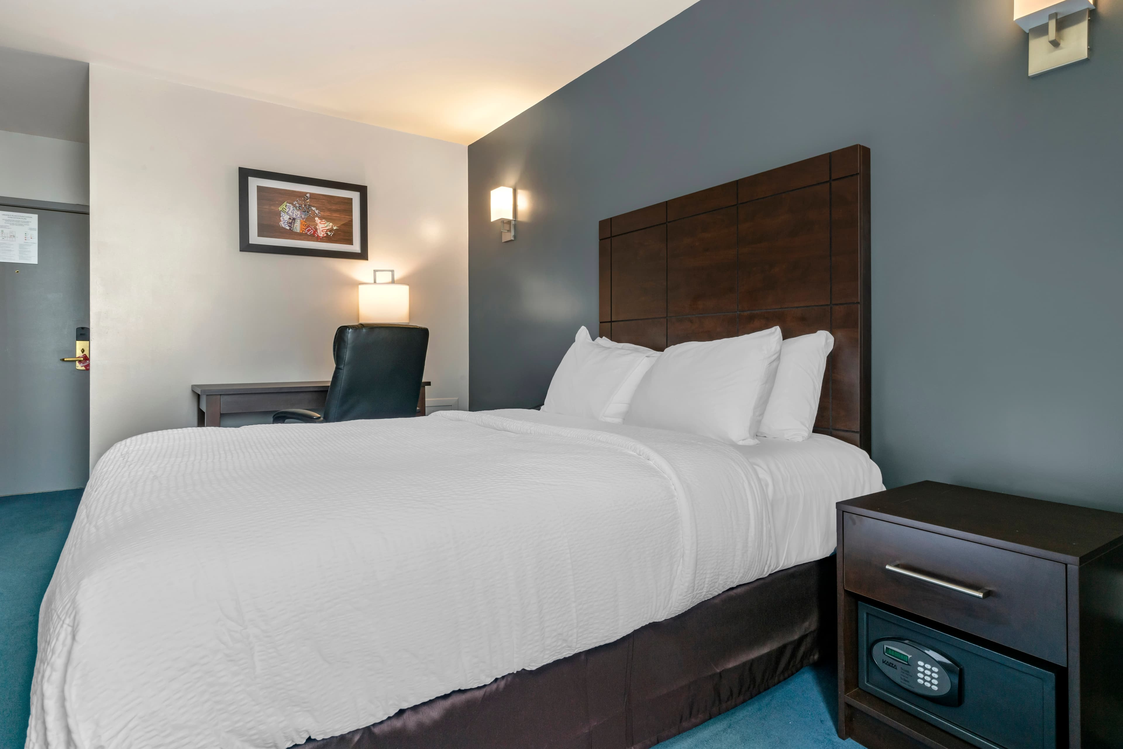 Econo Lodge - Image 2