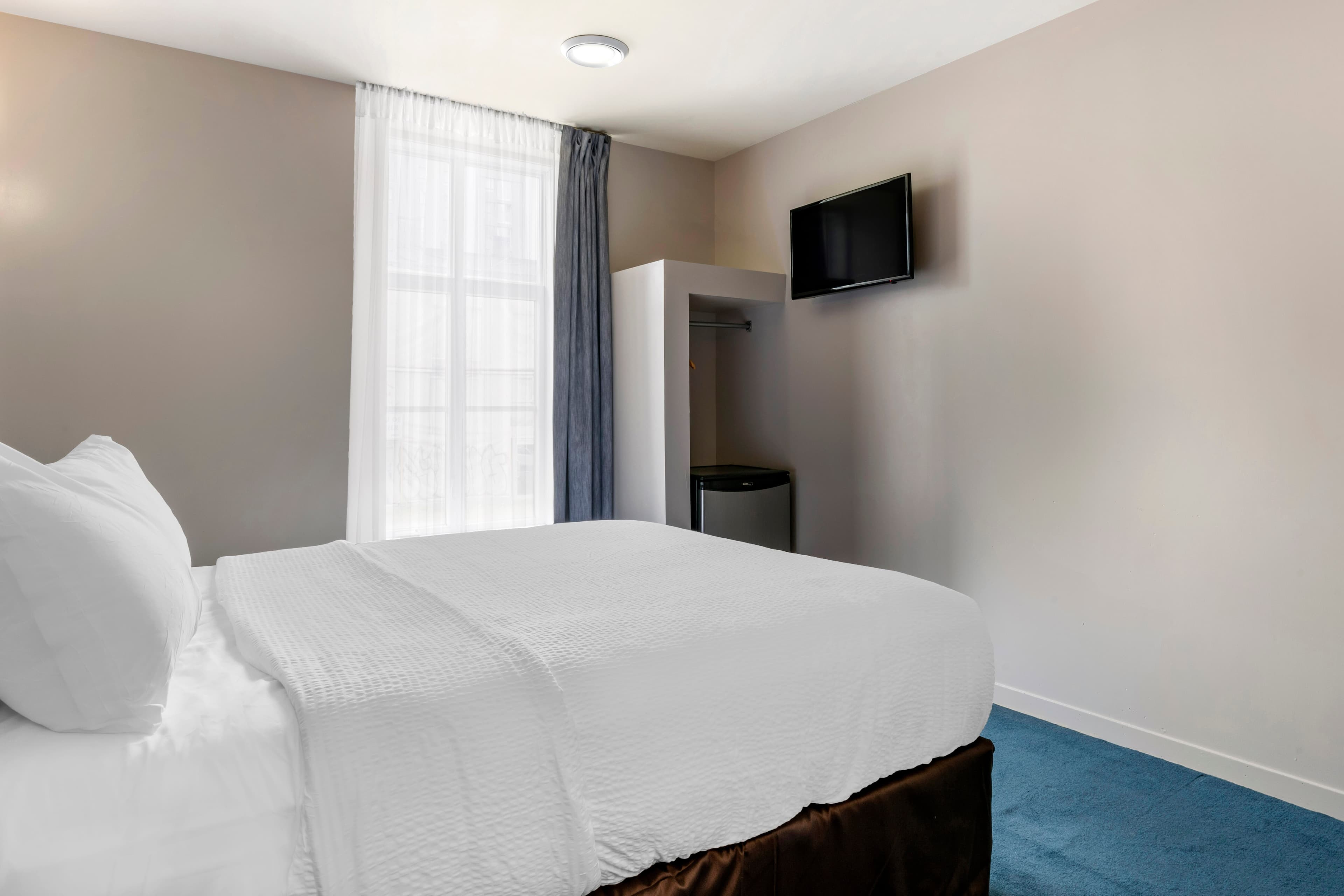 Econo Lodge - Image 3