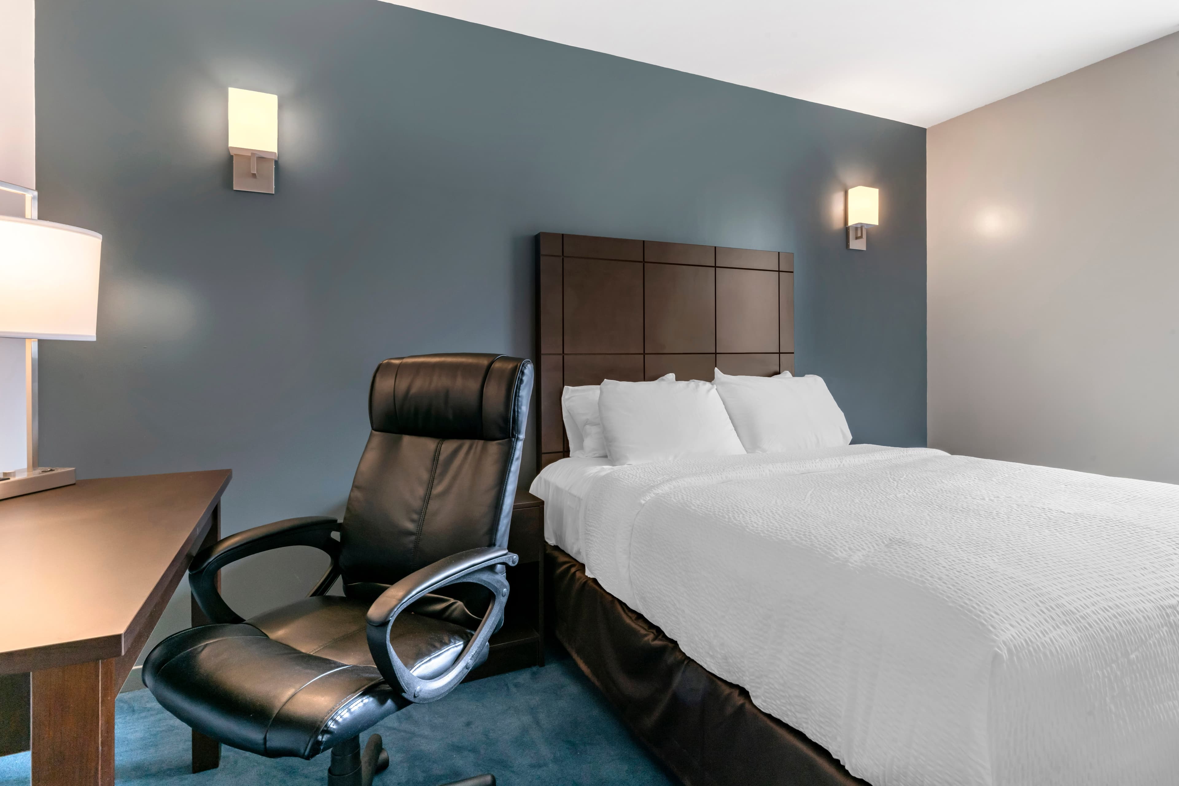 Econo Lodge - Image 4