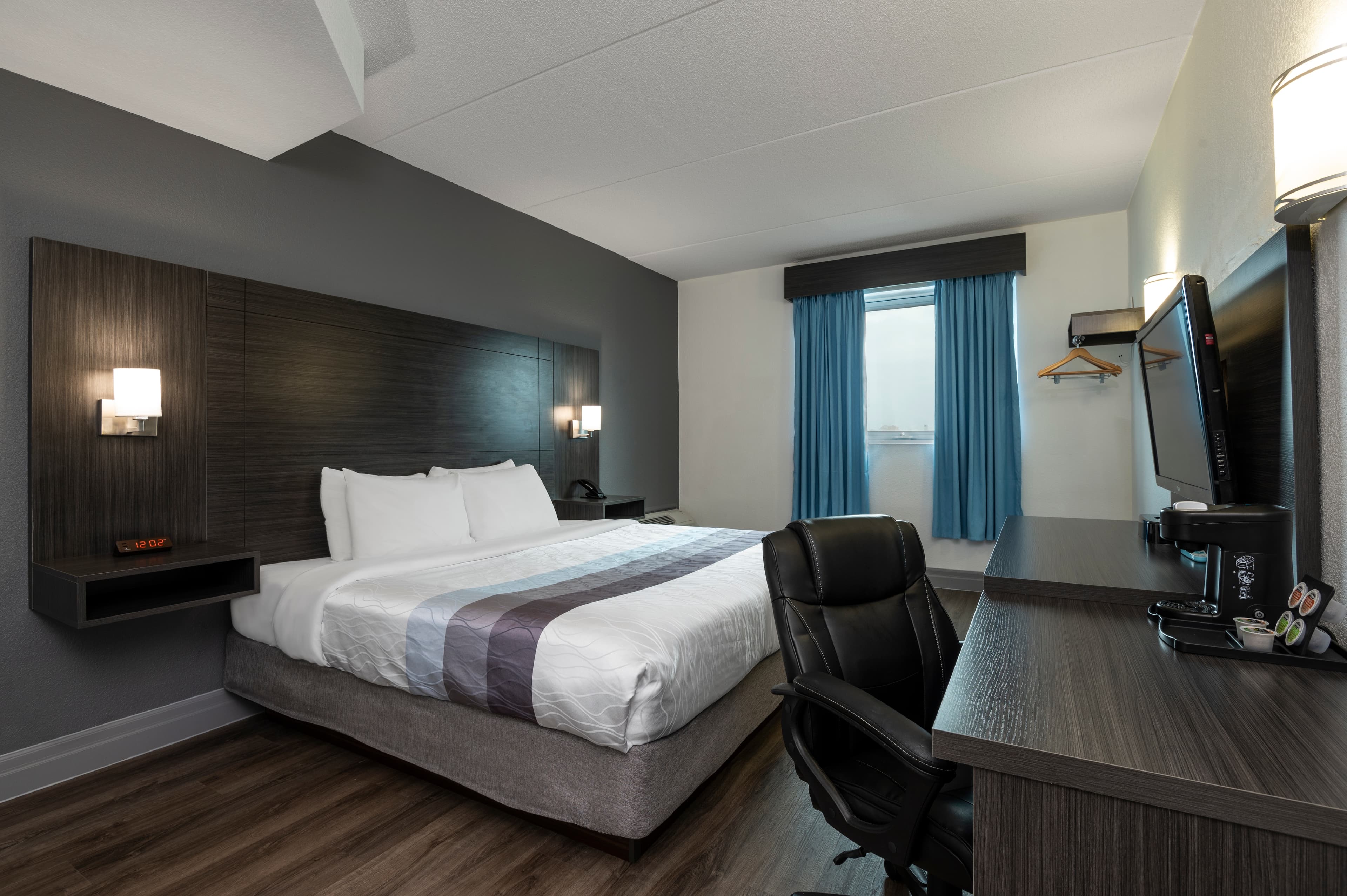 Comfort Hotel - Image 2