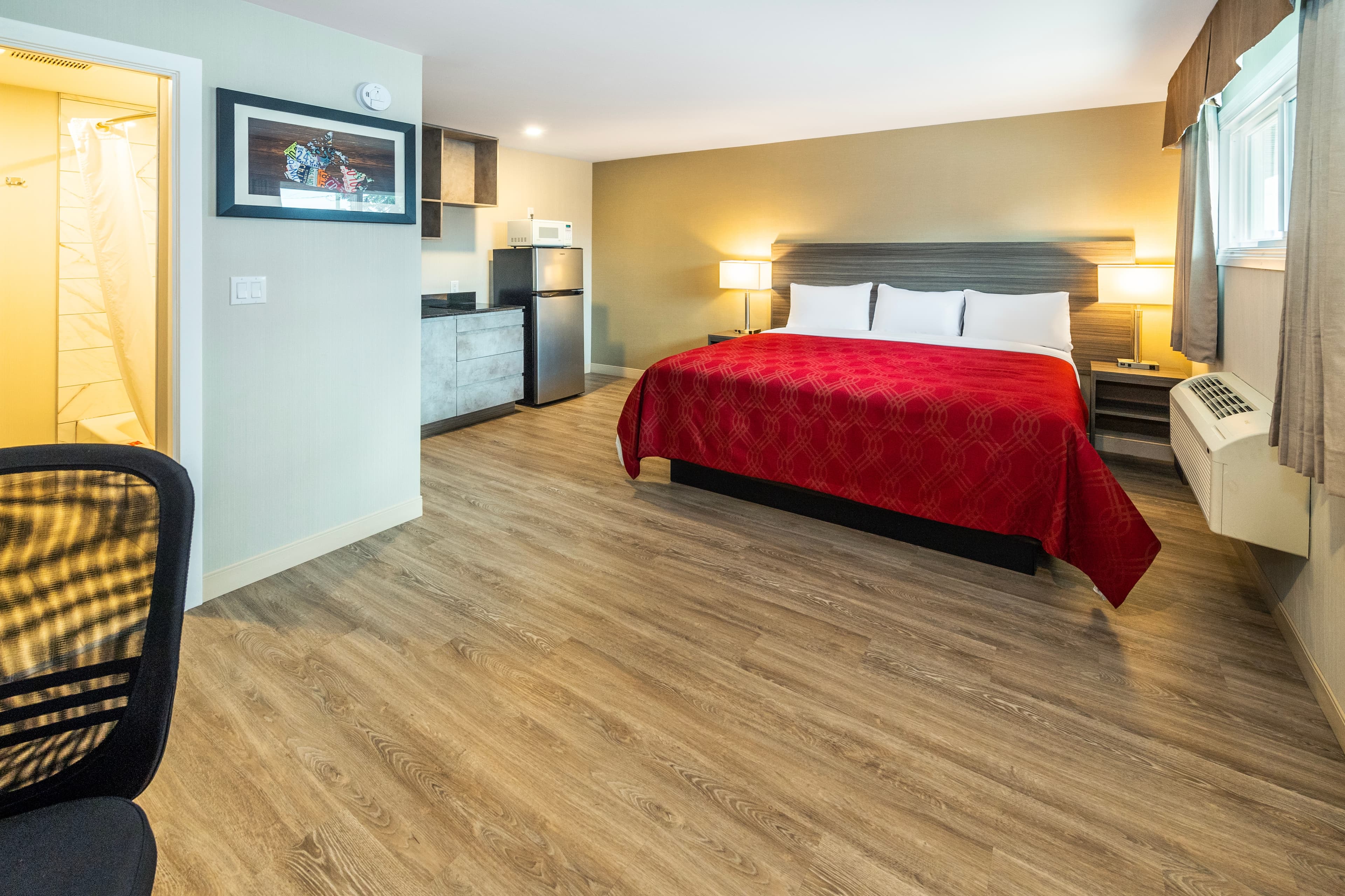 Econo Lodge Inn & Suites - Image 3