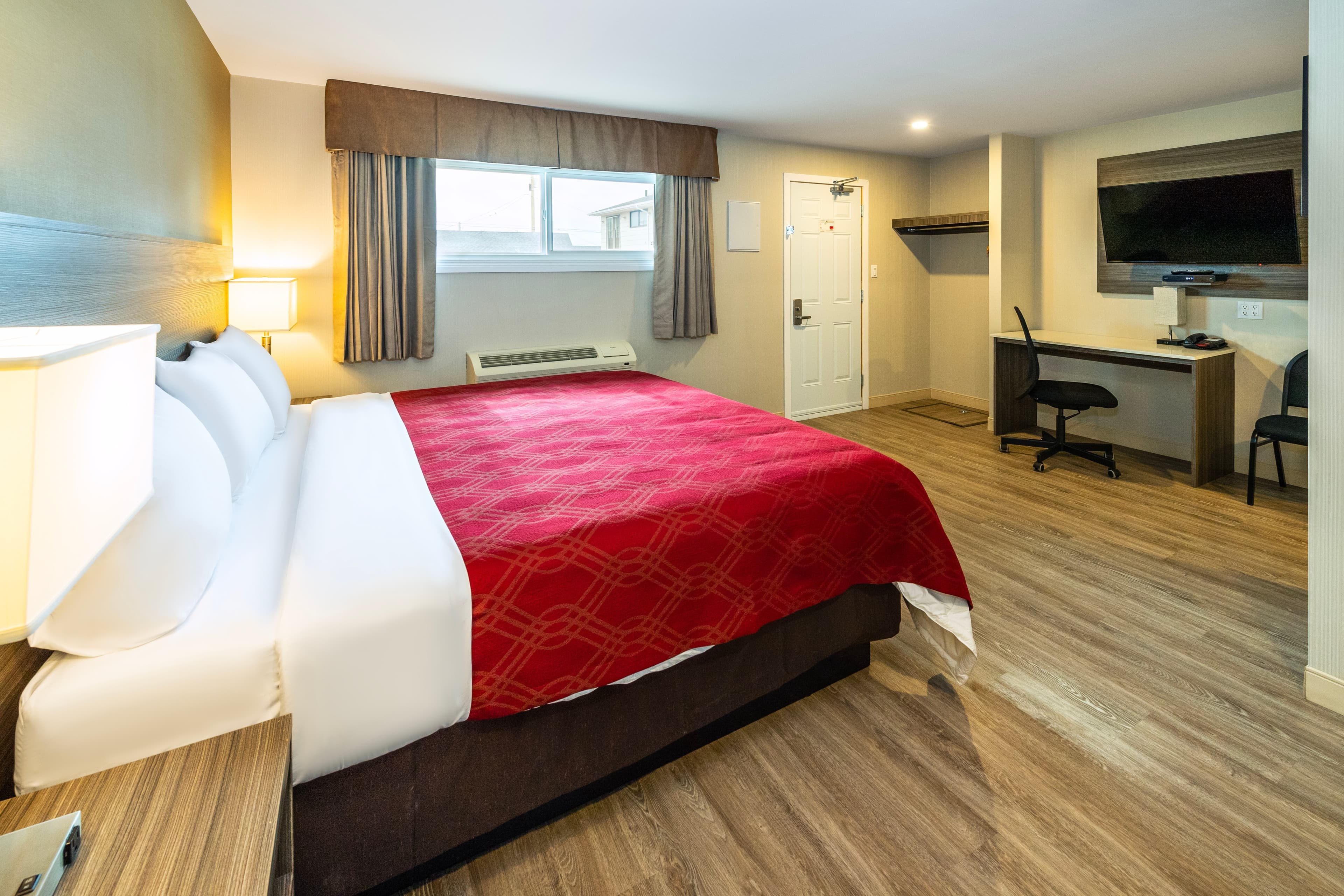 Econo Lodge Inn & Suites - Image 4